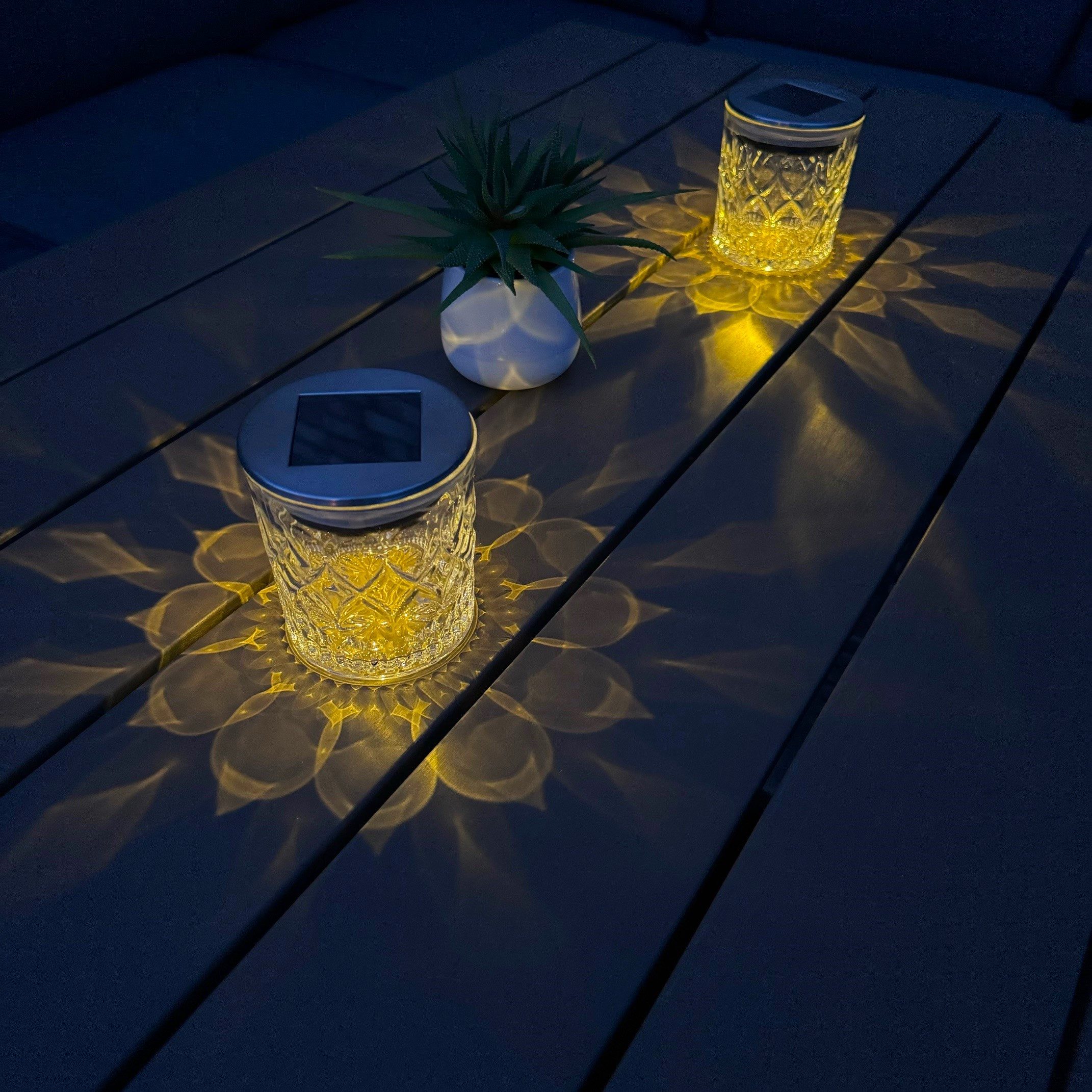 Online-Fuchs LED Außen-Tischleuchte Solar mit dekorativem Blütendesign Lichtbild - 2er Set Tischlampen, Solarlampen für Garten, Balkon, Terrasse -, Warmweiß, Farbwechsel oder Farbstop, Gartendeko outdoor