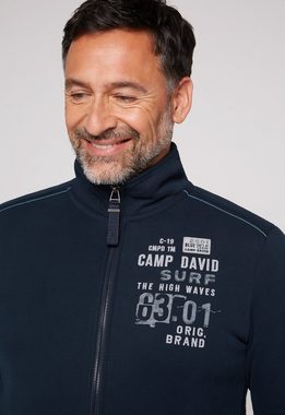 CAMP DAVID Sweatjacke mit kontrastreichen Prints und Badges