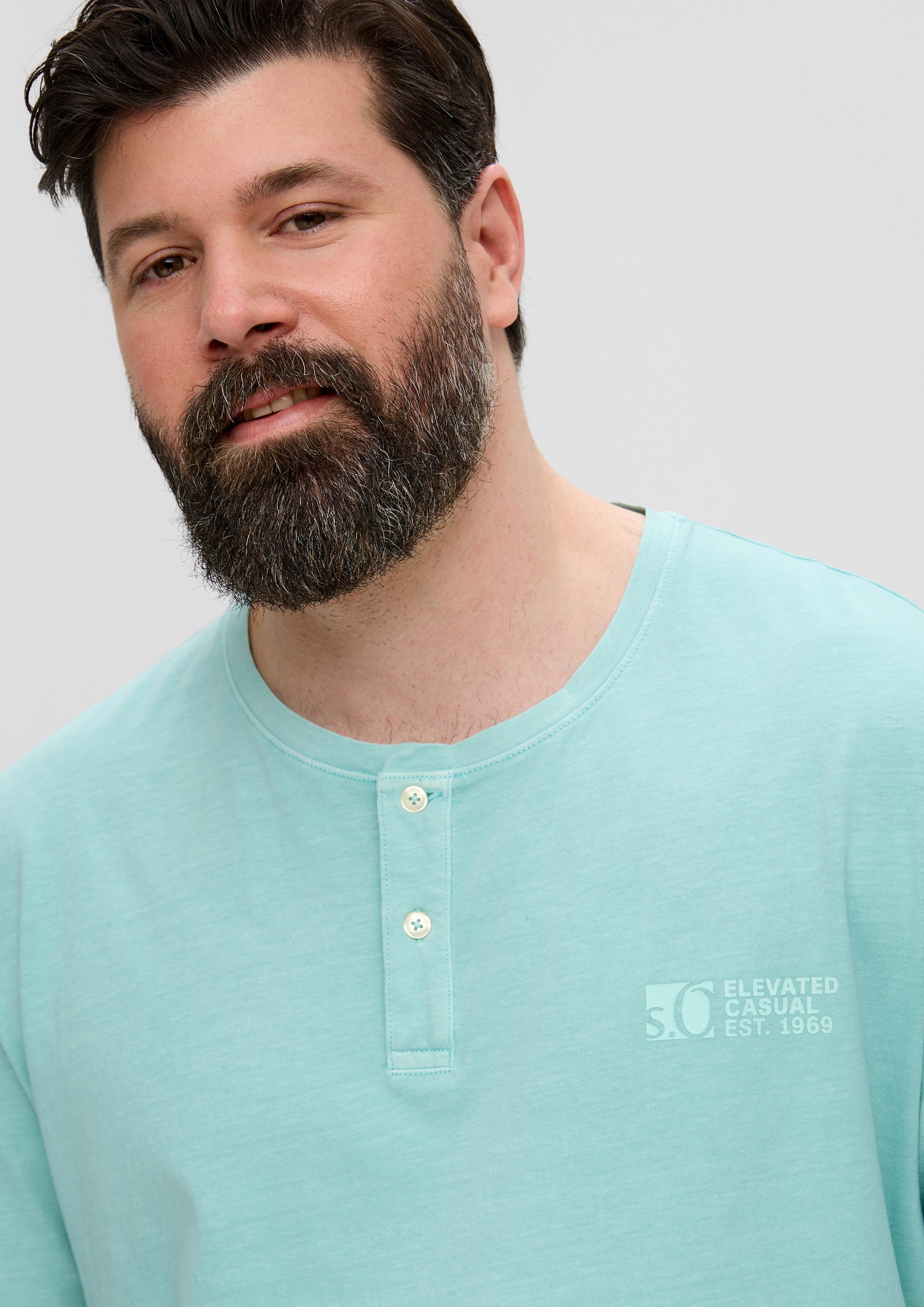 s.Oliver Kurzarmshirt T-Shirt T-Shirt mit Garment Dye und Henley-Ausschnitt