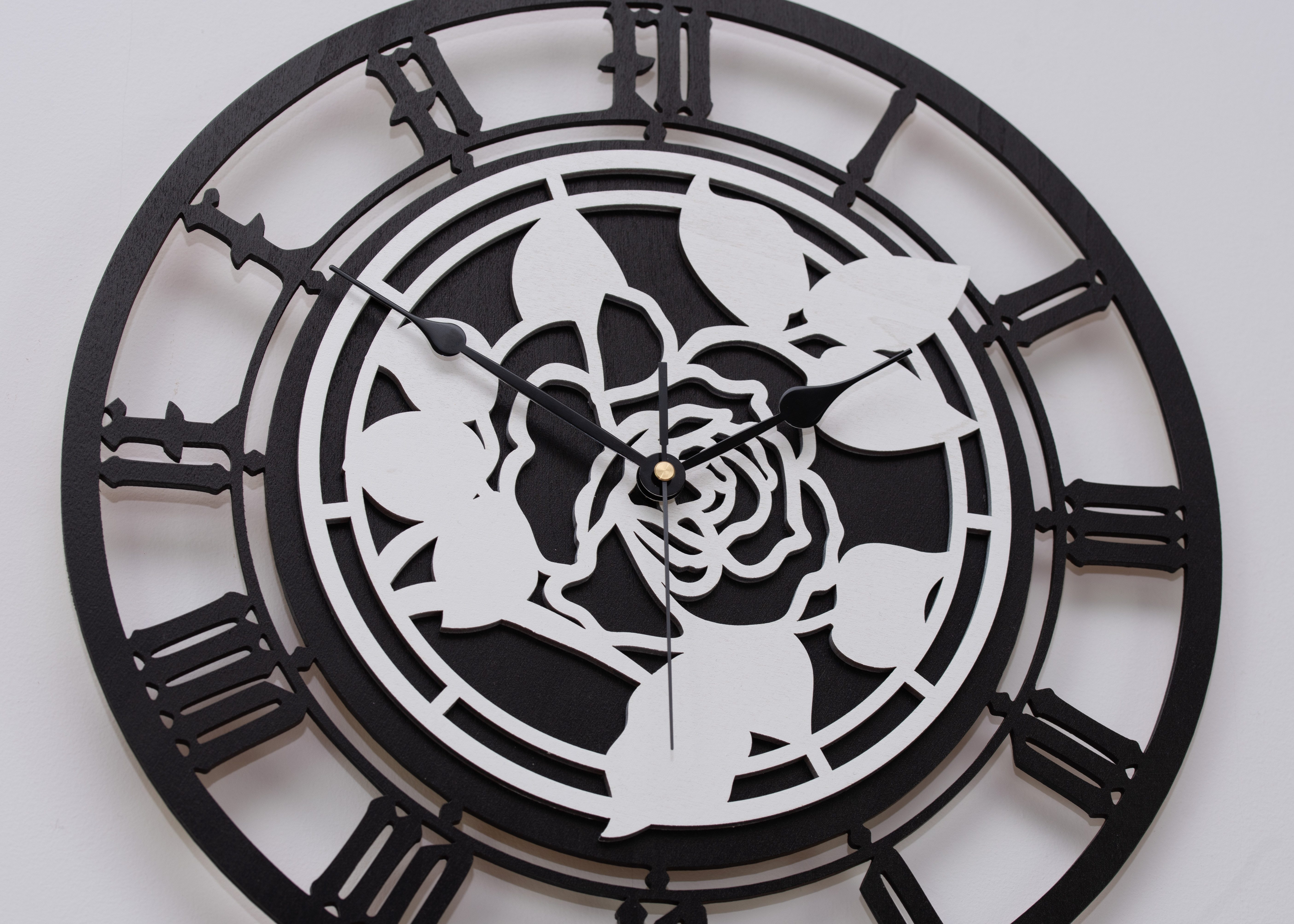 ORNAMENTI Wanduhr Florale Wanduhr mit Rose, grosse, vintage, hingucker Wanduhr, holz (Handmade, retro, ohne Ticken, Wanddeko, 3 Größen 40, 50, 60 cm)