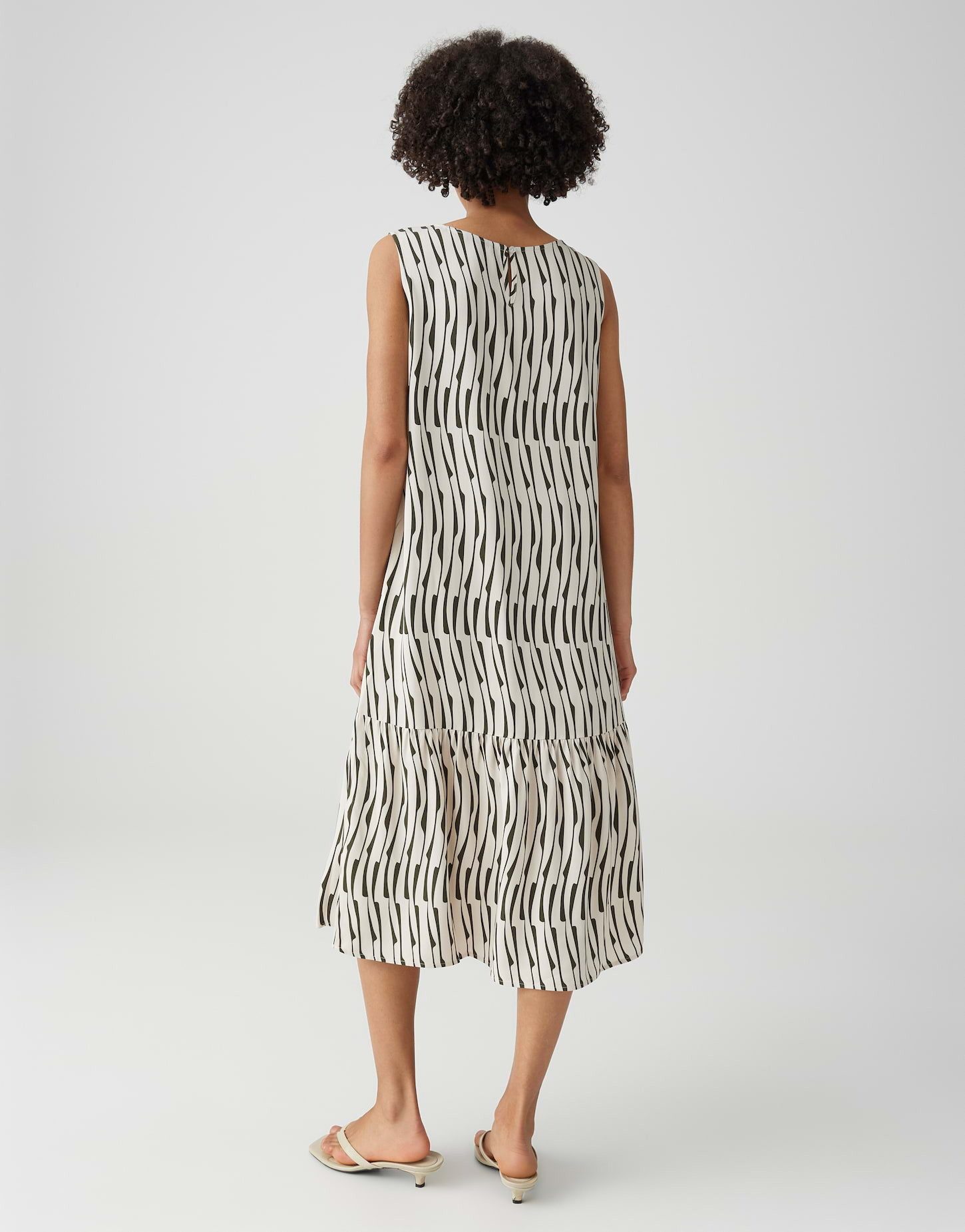 OPUS Trägerkleid Wicy bamboo aus Webware mit fließendem Fall Perlmuttknöpfe verleihen dem Look feine Eleganz