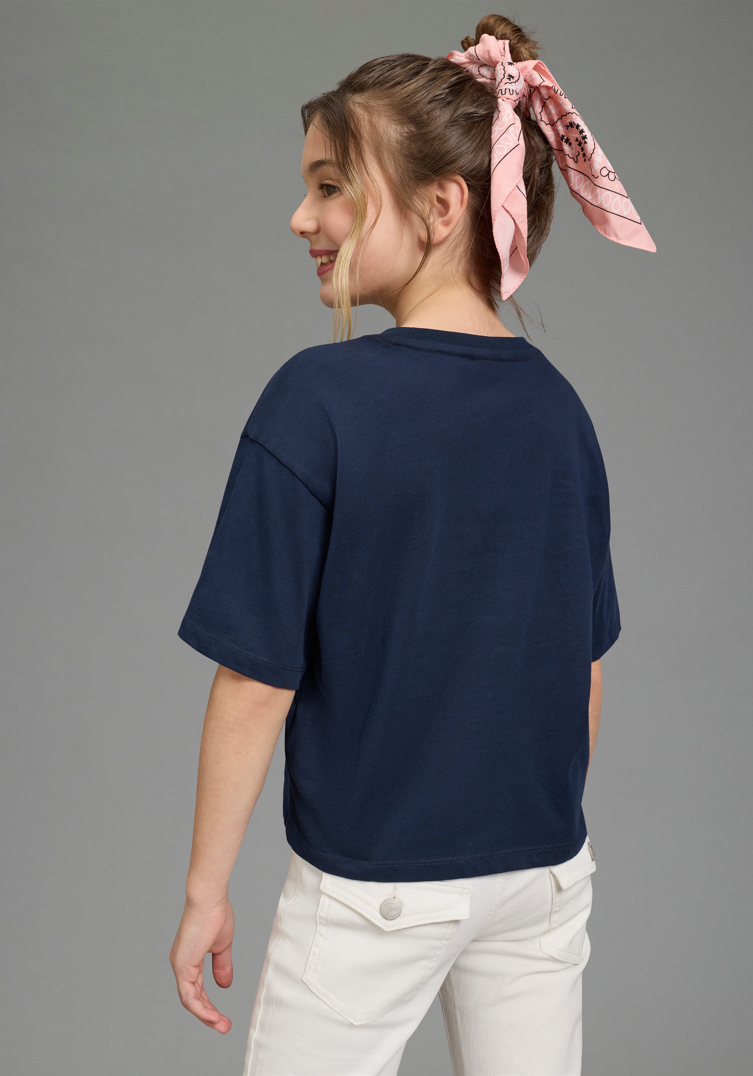 KangaROOS T-Shirt Kurze Form mit Folienprint für Mädchen bequeme Passform, Kurzarm, mit modischem Druck, aus Baumwolle. Reduzierter Preis € 13,99. Unverbindliche Preisempfehlung € 16,99, (€ 13,99 pro 1 Stk)