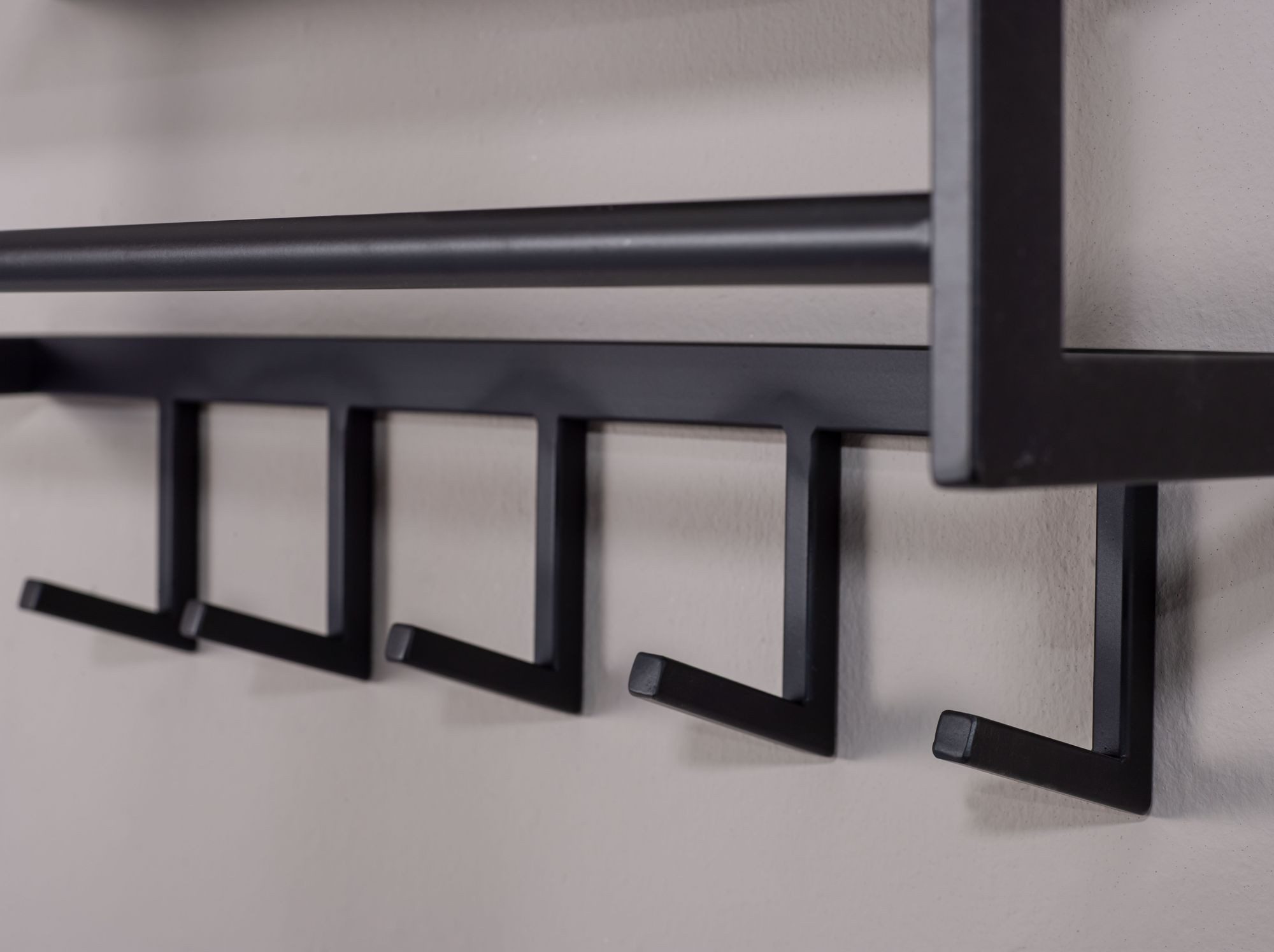 FineBuy Wandgarderobe Metall Schwarz 70 cm mit Ablage - Design Garderobenpaneel mit Hutablage - Wand Garderobenleiste mit Hakenleiste - 5 Kleiderhaken – Bild 4 von 5
