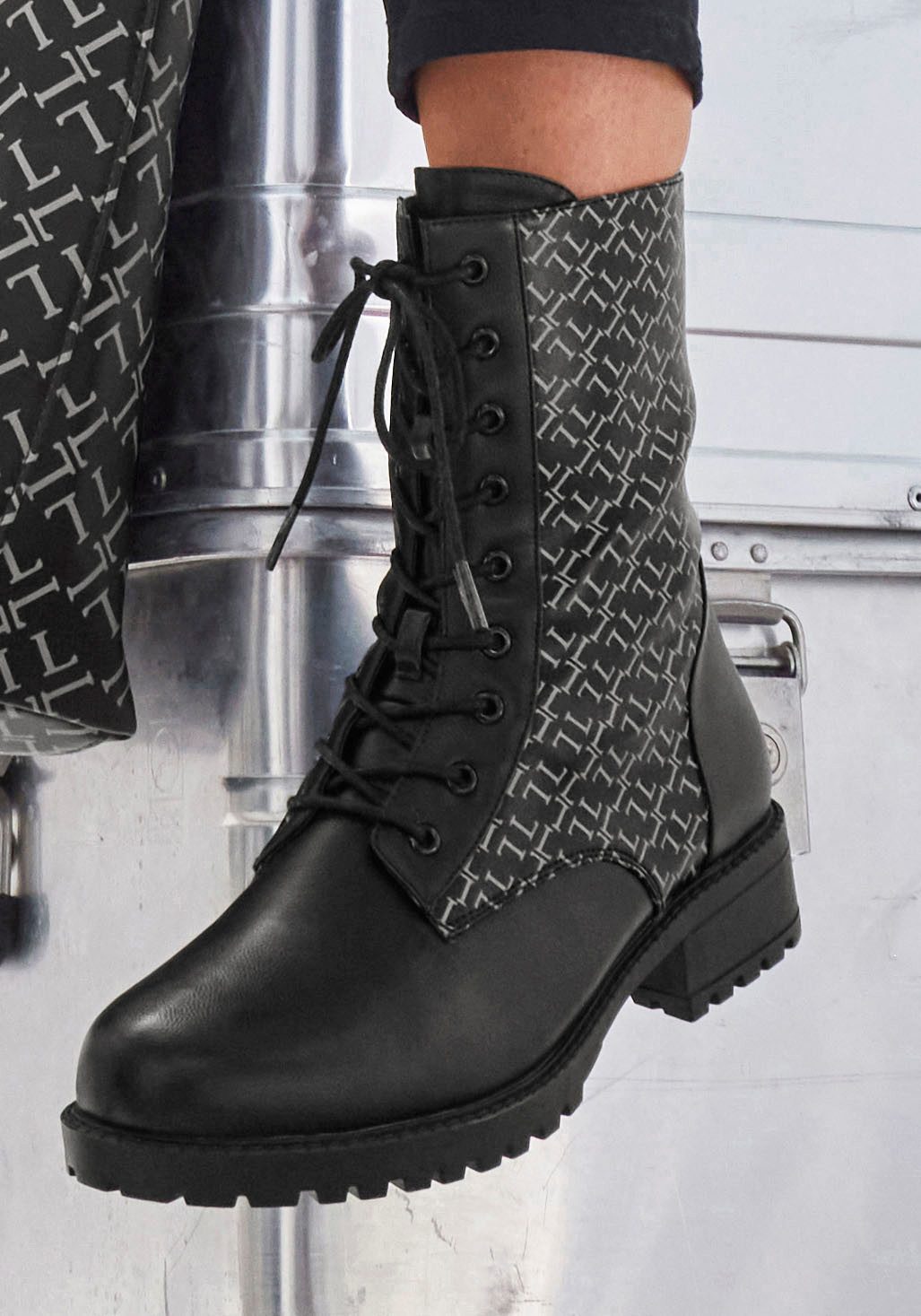 LASCANA Stiefelette mit modischem Druck, Stiefel, günstig online kaufen