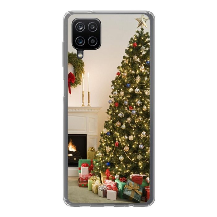 MuchoWow Handyhülle Ein Weihnachtsbaum mit Geschenken neben einem Kamin Handyhülle Samsung Galaxy A12 Smartphone-Bumper Print Handy