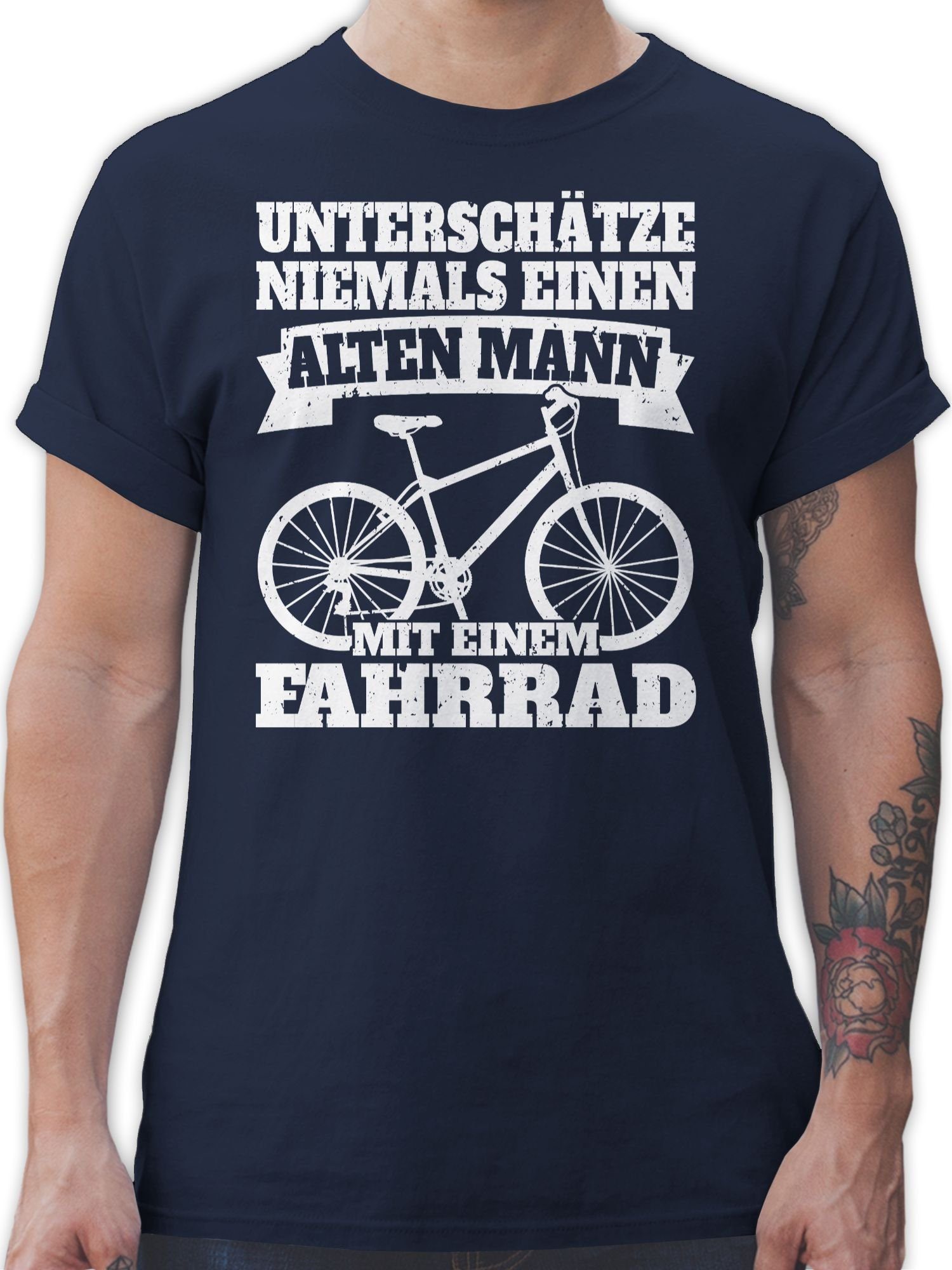 Shirtracer T-Shirt Unterschätze niemals einen alten Mann mit einem Fahrrad  - weiß Fahrrad Bekleidung Radsport
