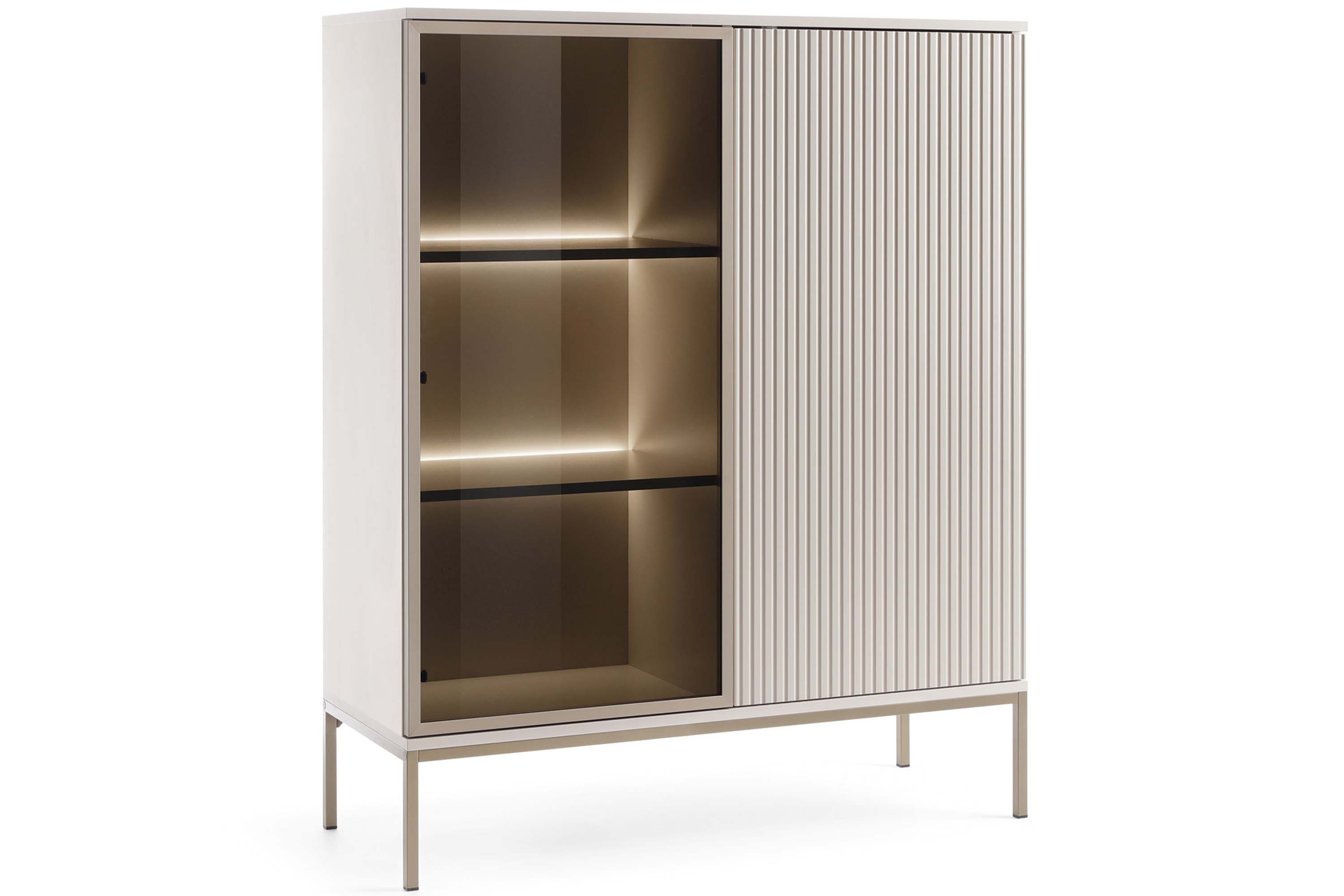 KONSIMO® Standvitrine FONTE Glasvitrine, Vitrinenschrank, hergestellt in der EU (Breite 104 cm, getönte Glastüren) Metallgestell 20 cm, geriffelte Fronten, mit LED-Beleuchtung
