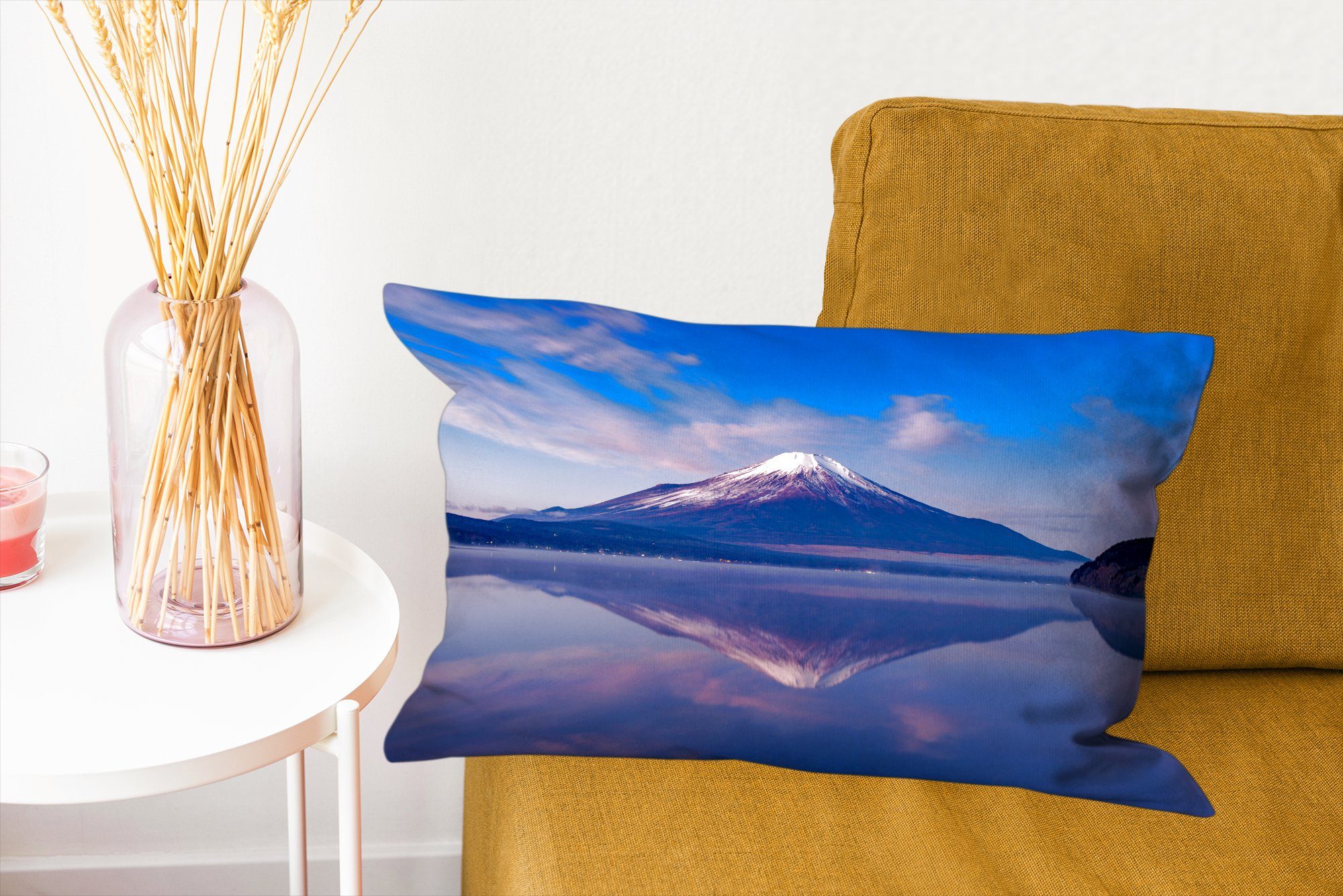 in Füllung, Japan mit Fuji-Vulkans im Wasser, MuchoWow Dekoration, Spiegelung Dekokissen Schlafzimmer Zierkissen, Dekokissen des Wohzimmer