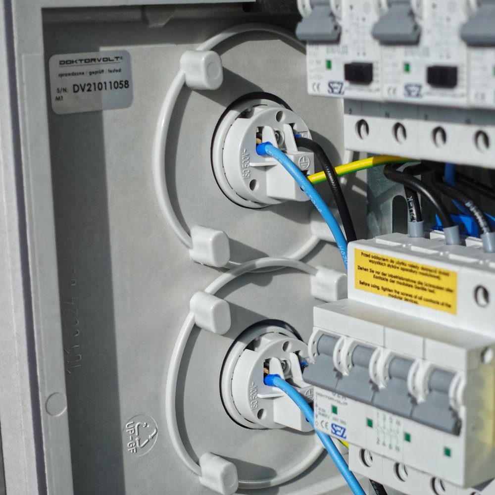 Doktorvolt Gartensteckdose Campingverteiler Campingsäule CV-CAMP FI/LS 4x230 CEE Camp, 1-St., SEZ Hauptschalter 32A 4p