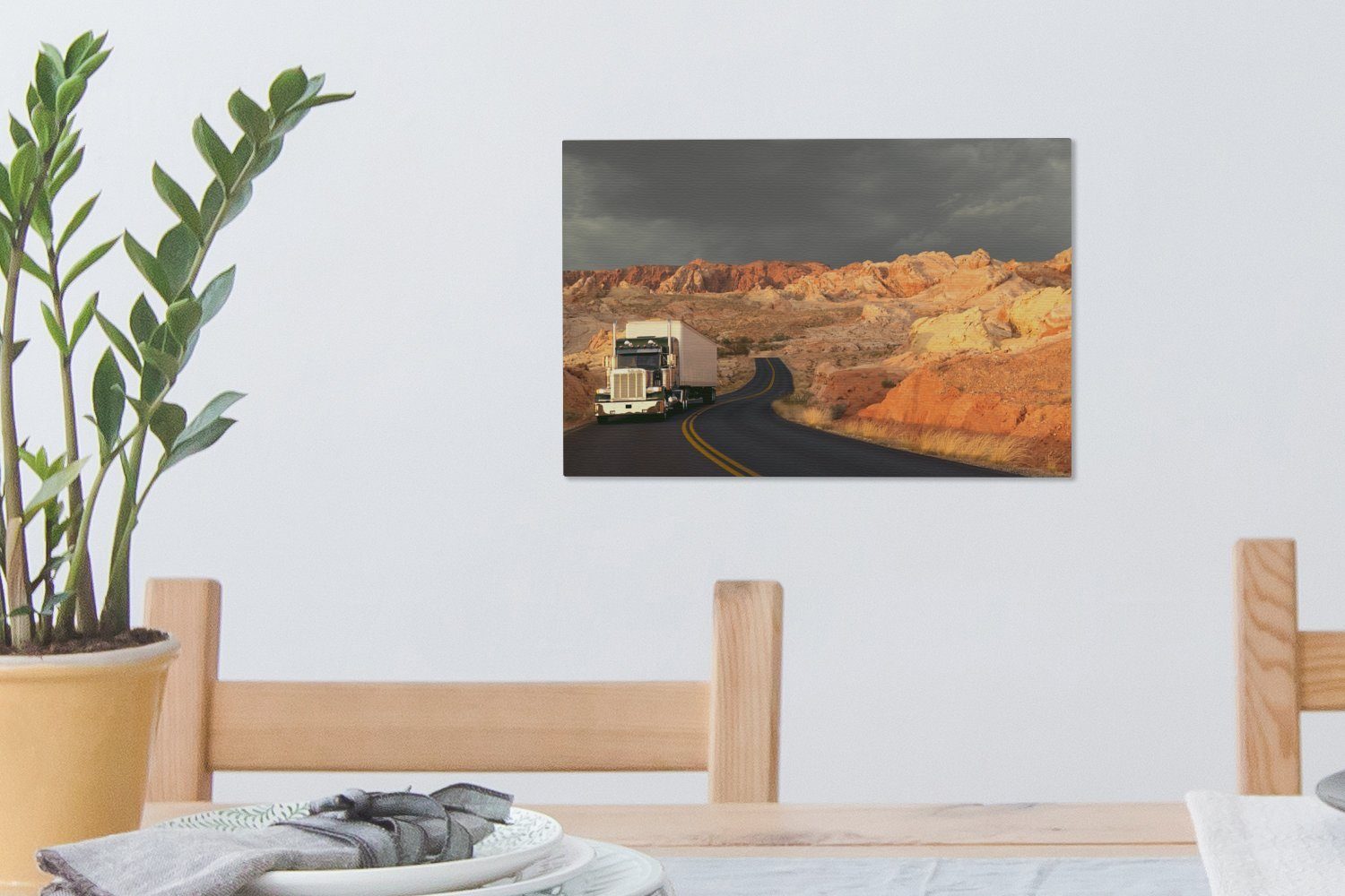 den OneMillionCanvasses® Lastwagen Aufhängefertig, Leinwandbilder, cm (1 St), 30x20 Leinwandbild Wanddeko, Wandbild zwischen Felsen,