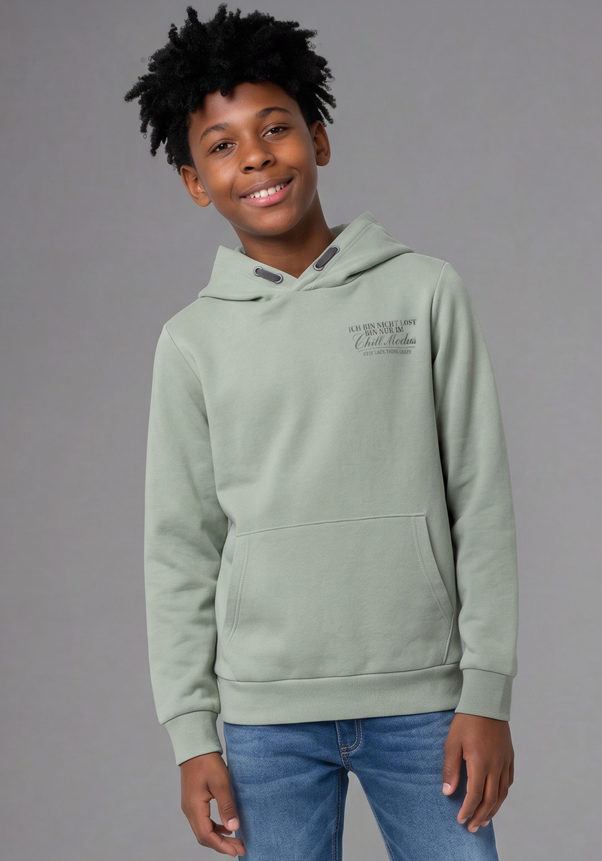 KIDSWORLD Kapuzensweatshirt Hoodie mit Spruch vorne und hinten mit Kapuze, Langarm, hüftbedeckend, mit Kängurutasche