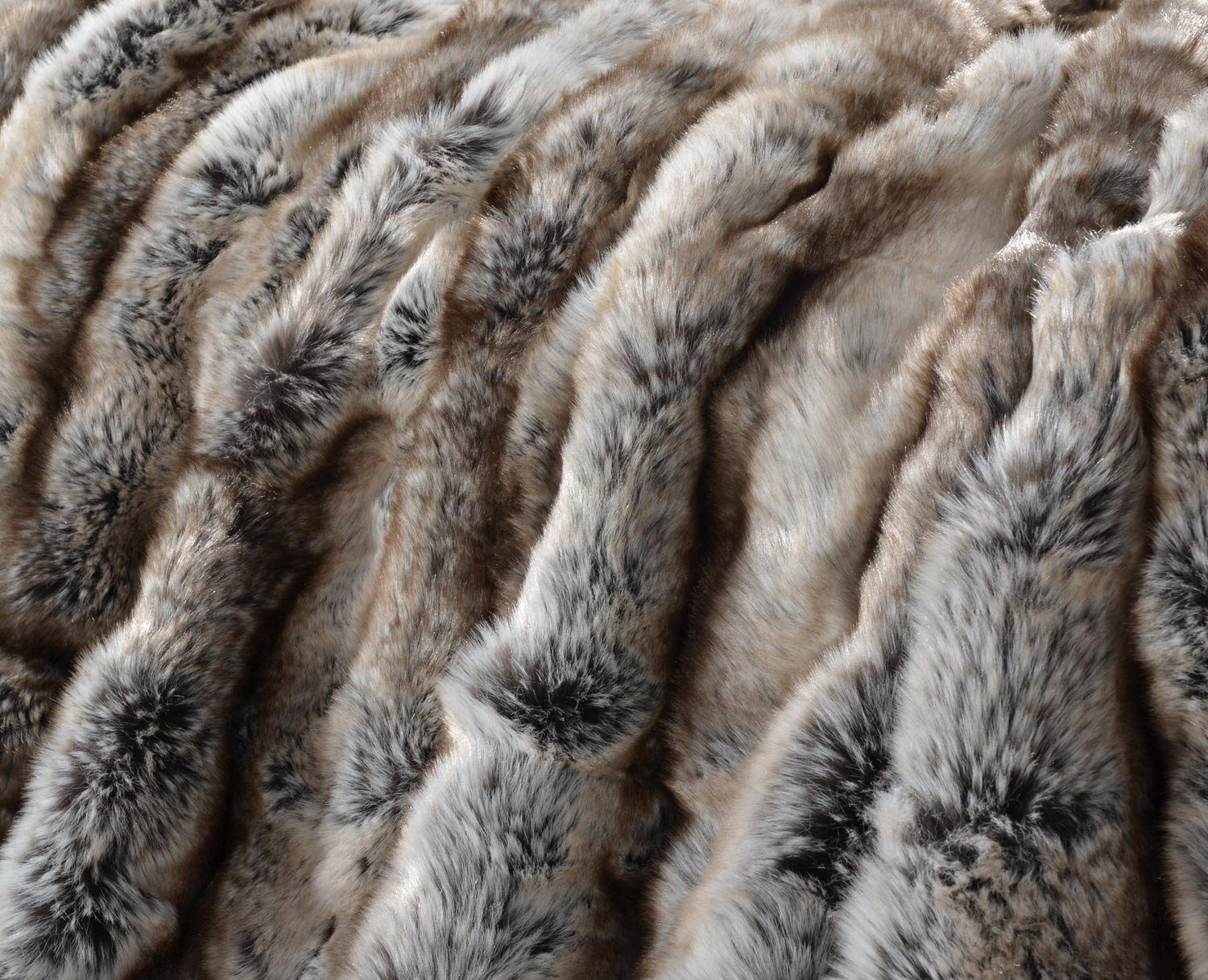 Wohndecke Premium Felldecke (Kunstfell) "Wolf grau-braun", Wohnen und Accessoires GmbH & Co. KG, PELZOPTIK