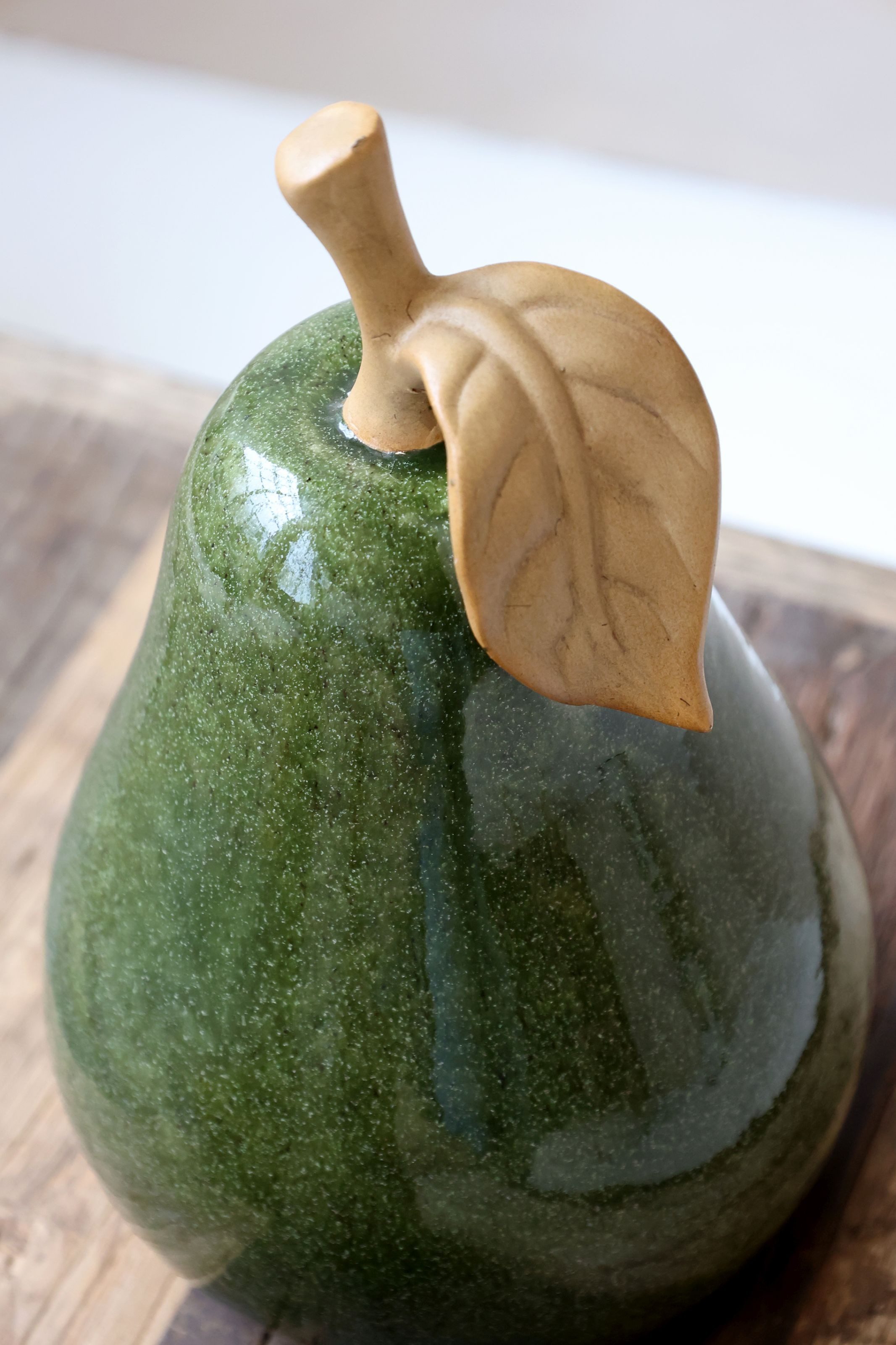 Chic Antique Dekoobjekt Chic Antique - Dekofigur Birne Deko Obst H28/D17,5 cm Keramik Moos