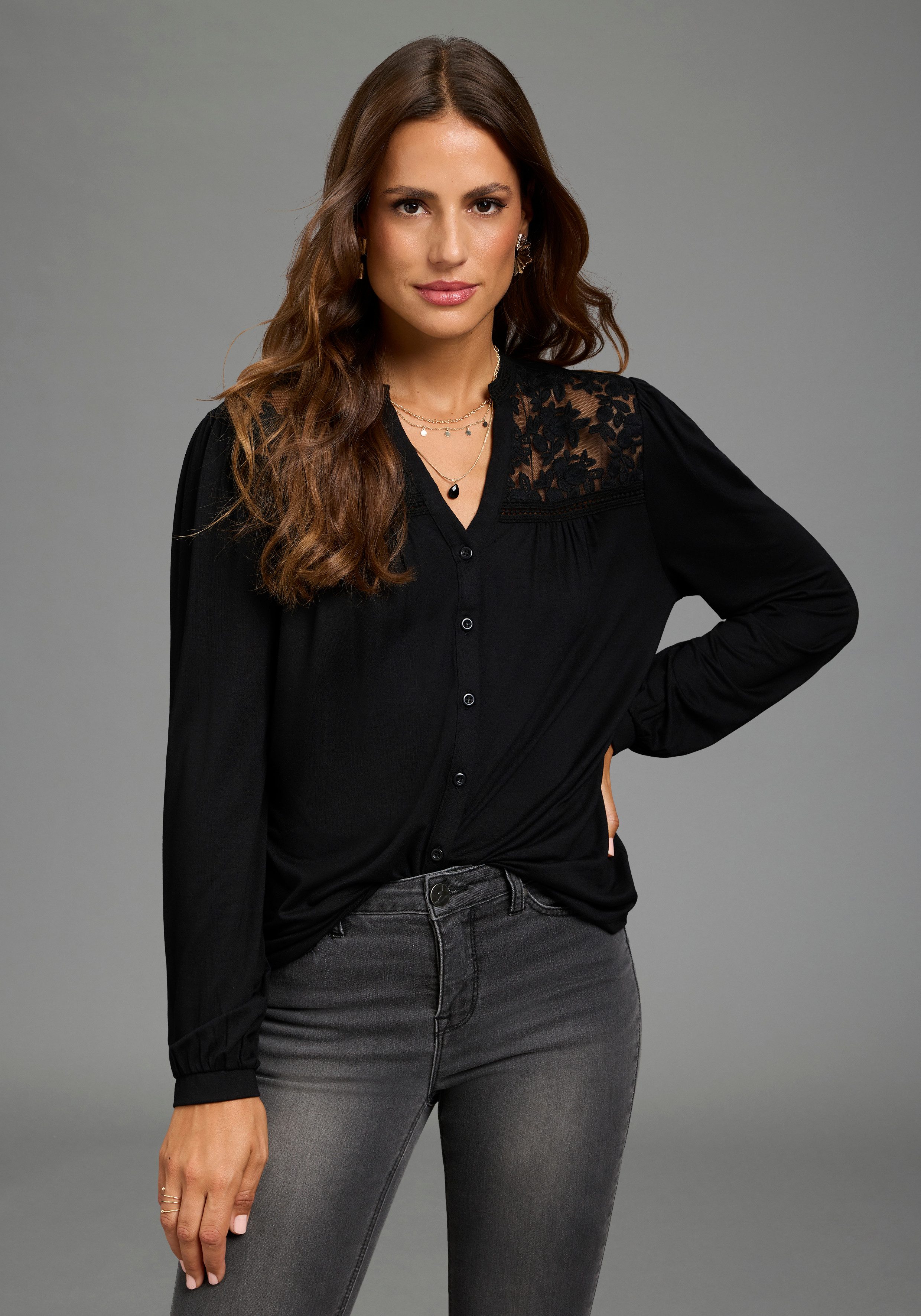 Laura Scott Spitzenshirt mit V-Ausschnitt, figurumspielende Passform