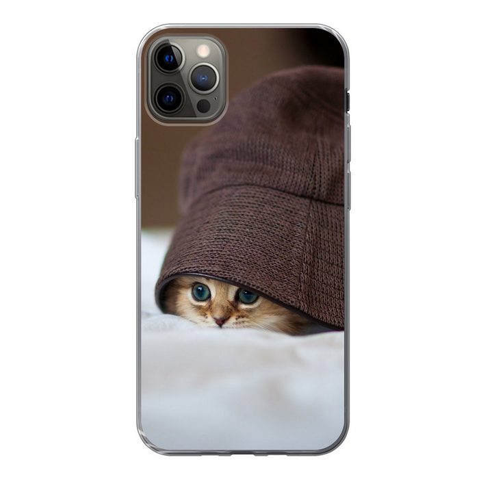 MuchoWow Handyhülle Ein persisches Kätzchen versteckt unter einem Hut Handyhülle Apple iPhone 13 Pro Max Smartphone-Bumper Print Handy