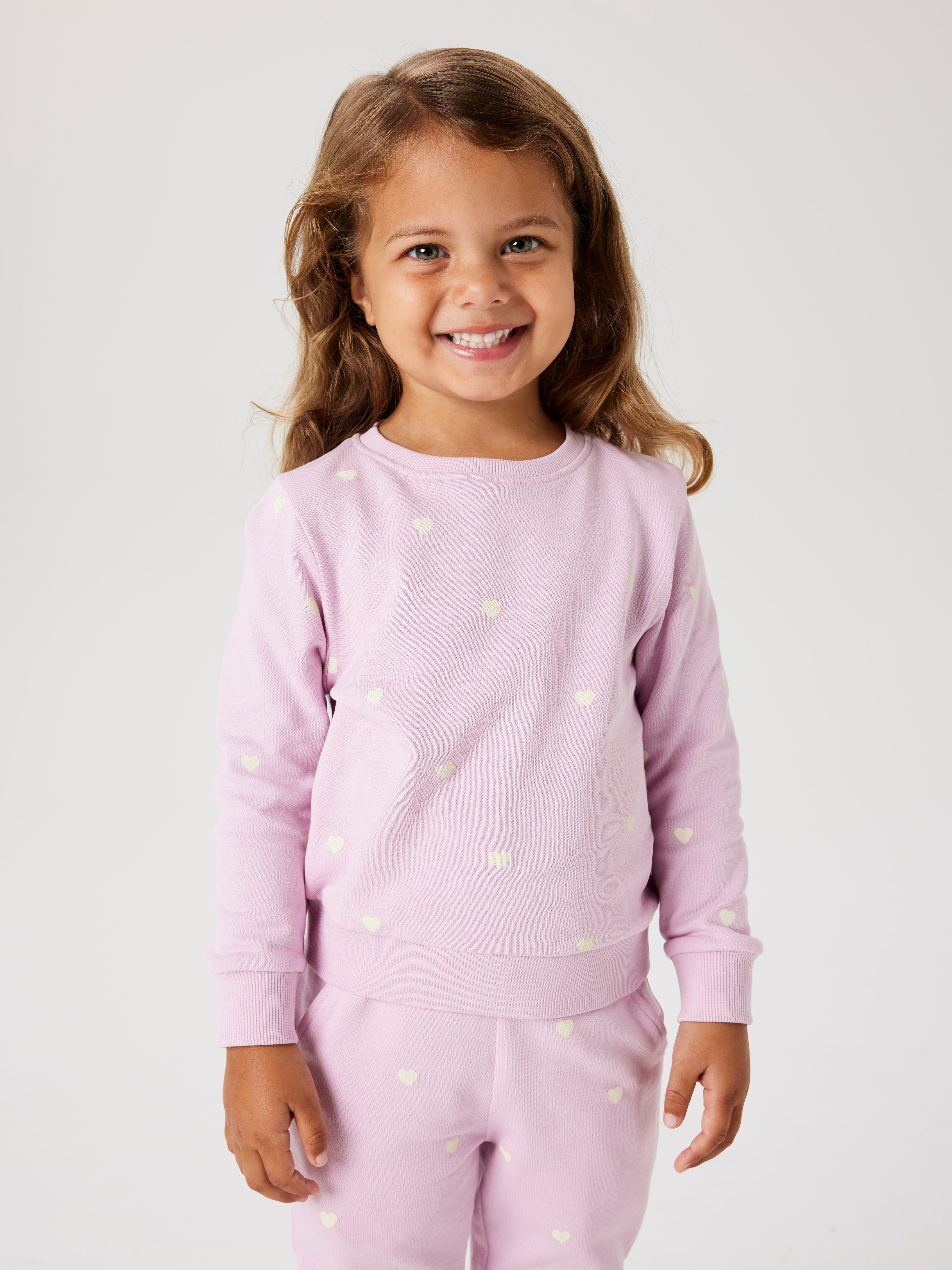 Name It Sweatshirt NMFVALBA – Sweater mit Herzchen-Alloverdruck und Rippbündchen bedruckt, casual, regular fit, Sweatware, Rundhals