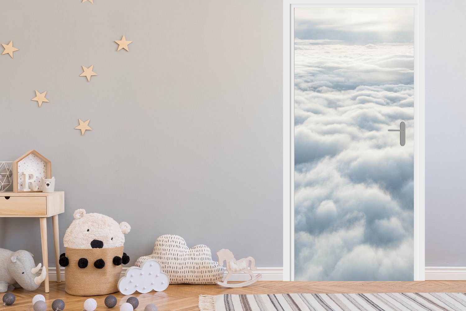 MuchoWow Türtapete Bild eines einem Himmels, bedruckt, (1 St), 75x205 Tür, Flugzeug, cm für Fototapete bewölkten Türaufkleber, aus Matt, aufgenommen