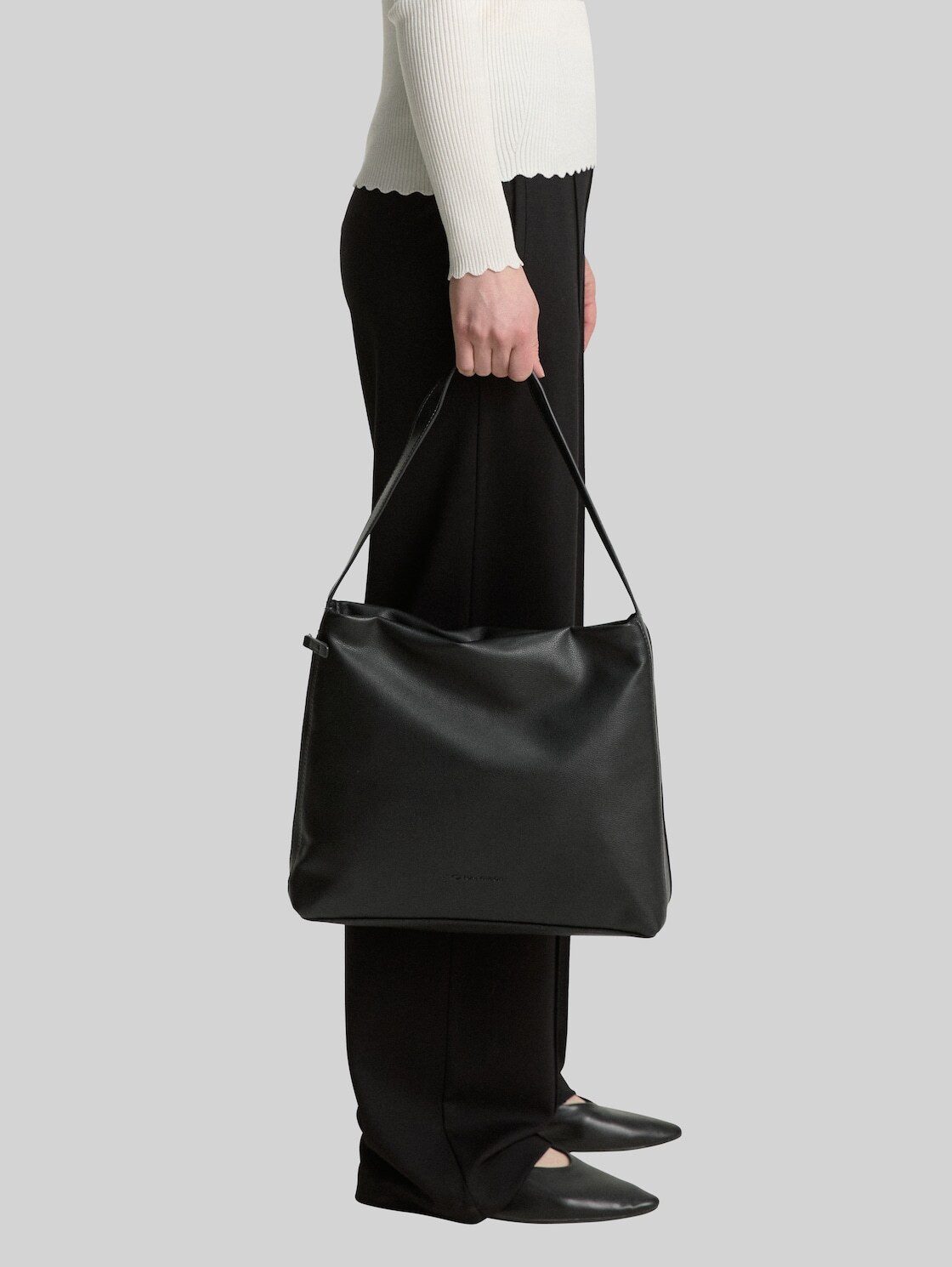 TOM TAILOR Beuteltasche Bags, TTYUMA M Beuteltasche mit Logo-Prägung
