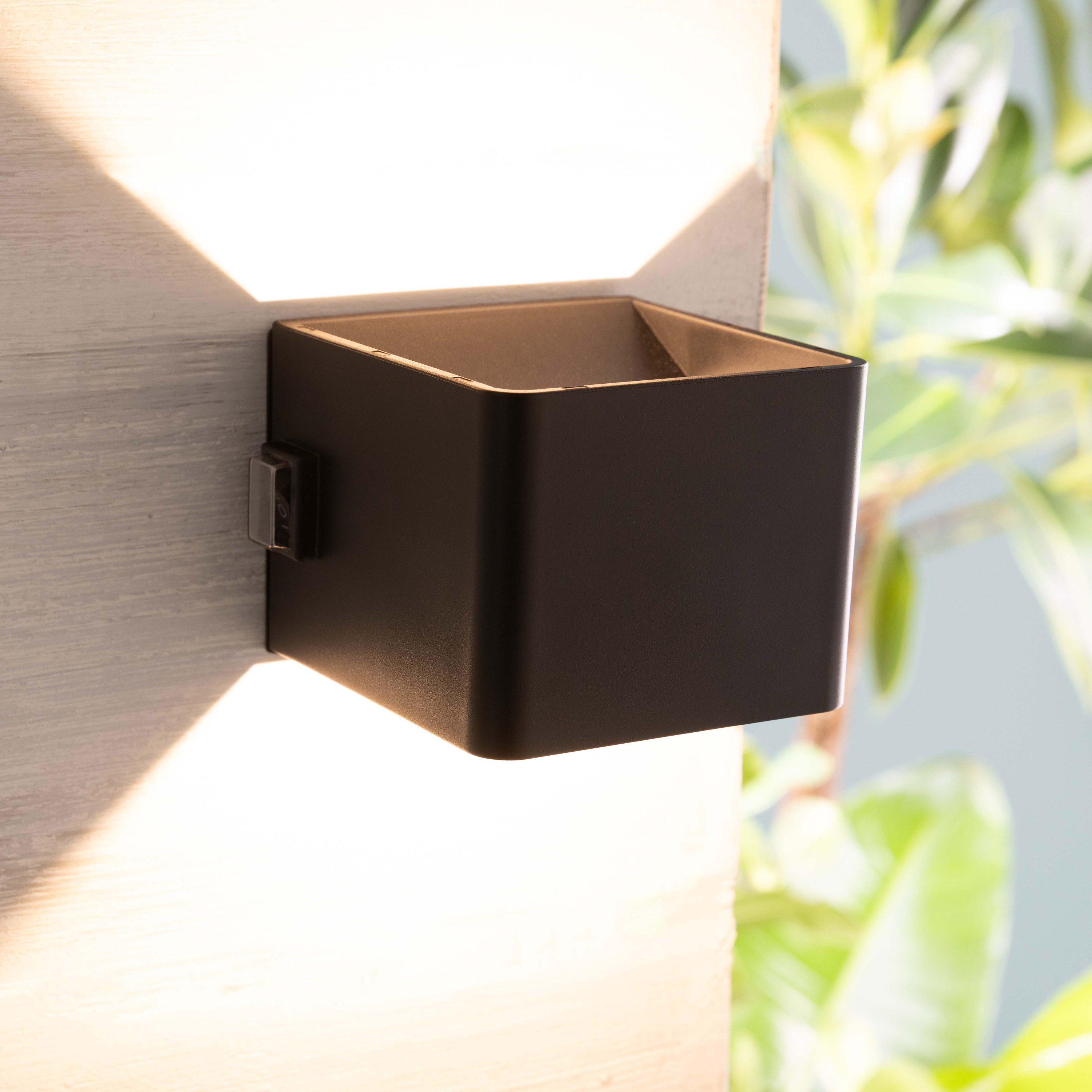Brilliant Außen-Wandleuchte Iseo - portable Akkuleuchte inkl. Magnetplatte, Abschaltautomatik, Bewegungsmelder, Ein-/Ausschalter, USB-Ladefunktion, LED fest integriert, Warmweiß, Akku, 300 lm, 3000 K, USB, schwarz, mobile Außenlampe, Wandlampe