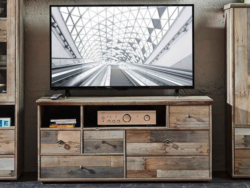 möbelando TV-Board Britta, TV-Lowboard aus Spanplatte foliert in Driftwood Nachbildung mit 4 Schubkästen, 1 Klappe und 2 offene Fächer, Griffe aus Zinkdruckguss in Antik-Optik. Breite 130 cm, Höhe 62 cm, Tiefe 52 cm.