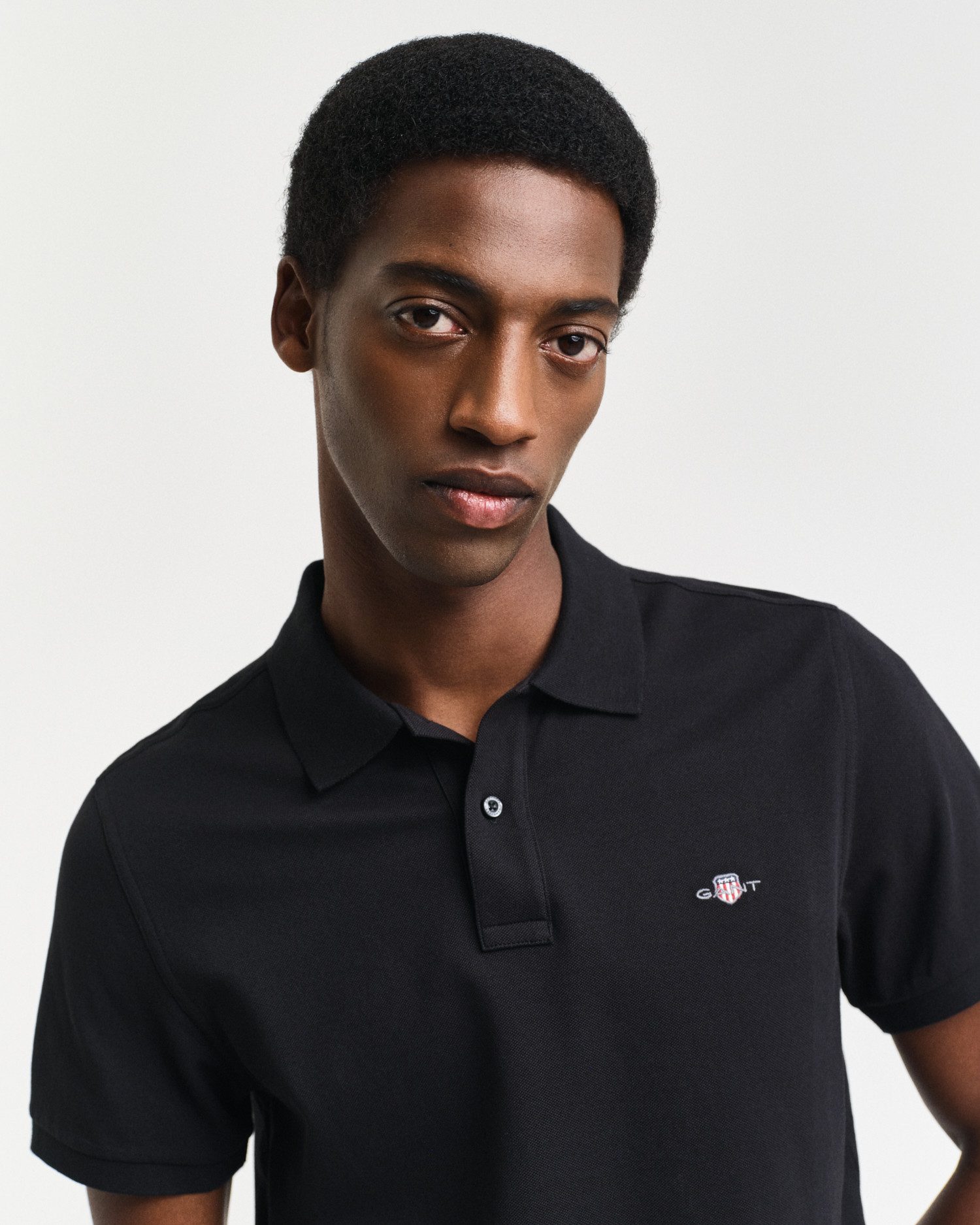 Gant Poloshirt REG SHIELD SS PIQUE POLO mit Logo und Flachstrickkragen 100% Baumwolle Pique