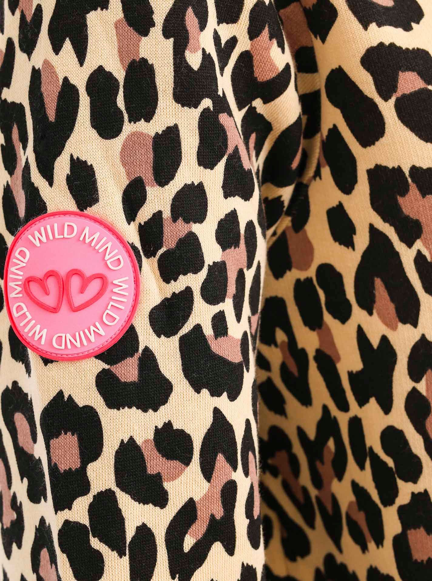 Zwillingsherz Troyer "Leo AOP" mit Stehkragen, Zipper, Eingriffstaschen und Herzapplikation