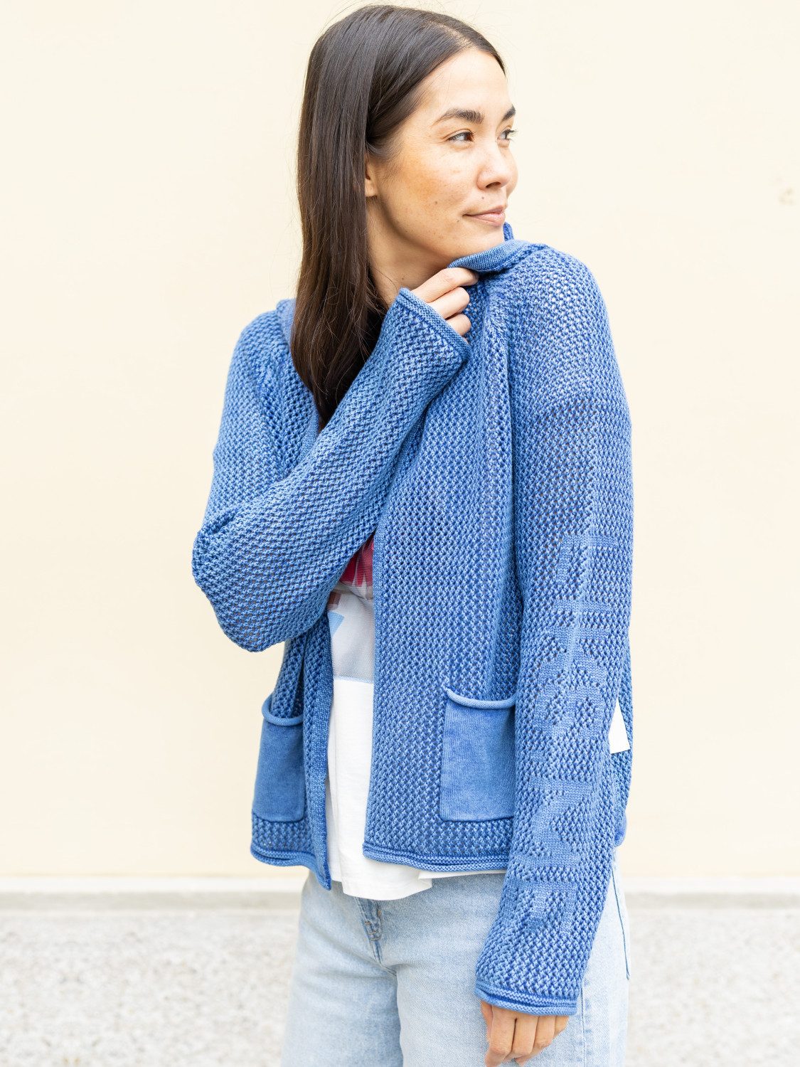 LIKS. Munich Strickjacke offen BlancaC mit Kapuze, aufgesetzten Taschen & eingestricktes Wording am Arm