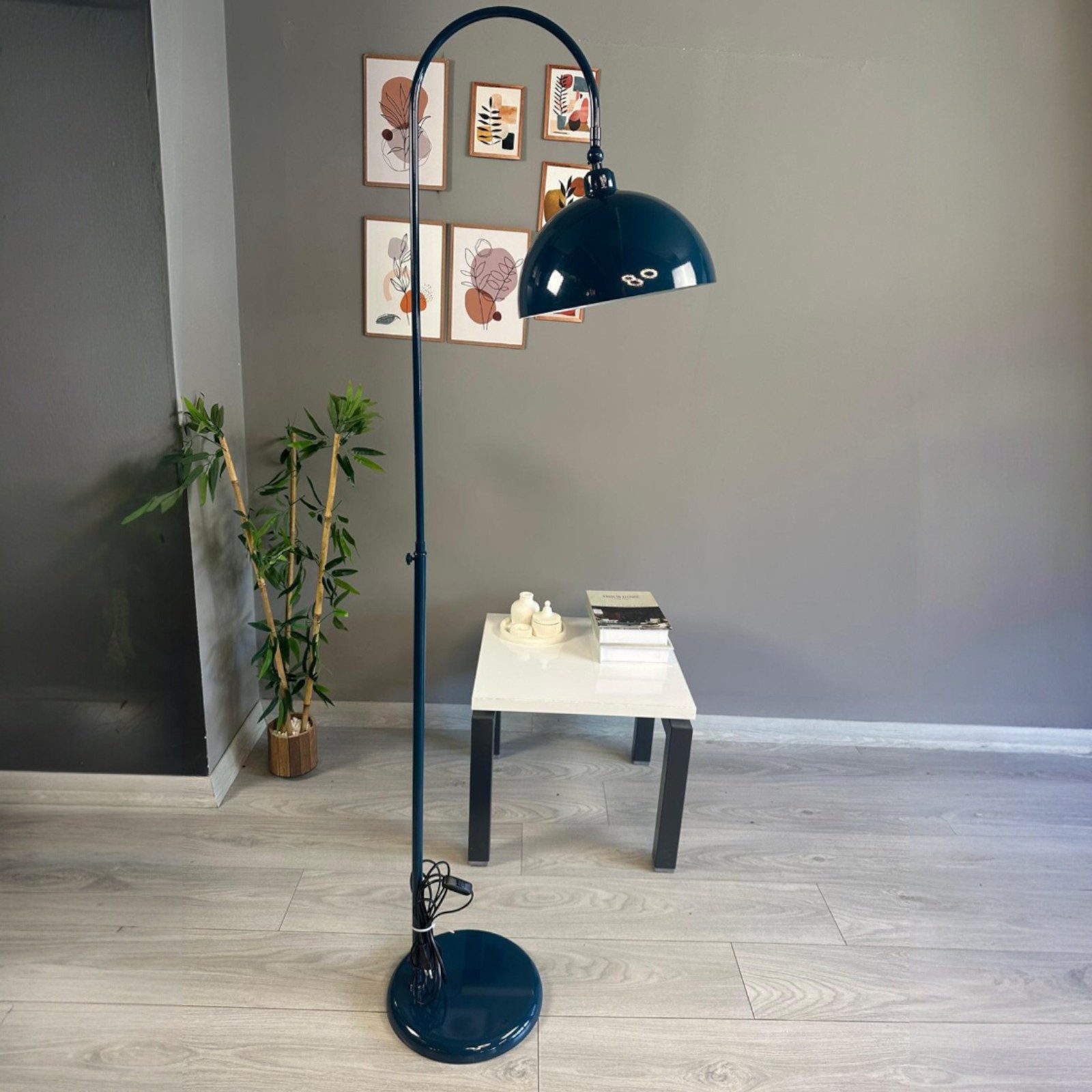 Bamyum Stehlampe Moderne Stehlampe aus Metall mit E27, verstellbarer Lampenschirm, ohne Leuchtmittel, E27, verstellbarer Lampenschirm, Stehluchte mit Ablage