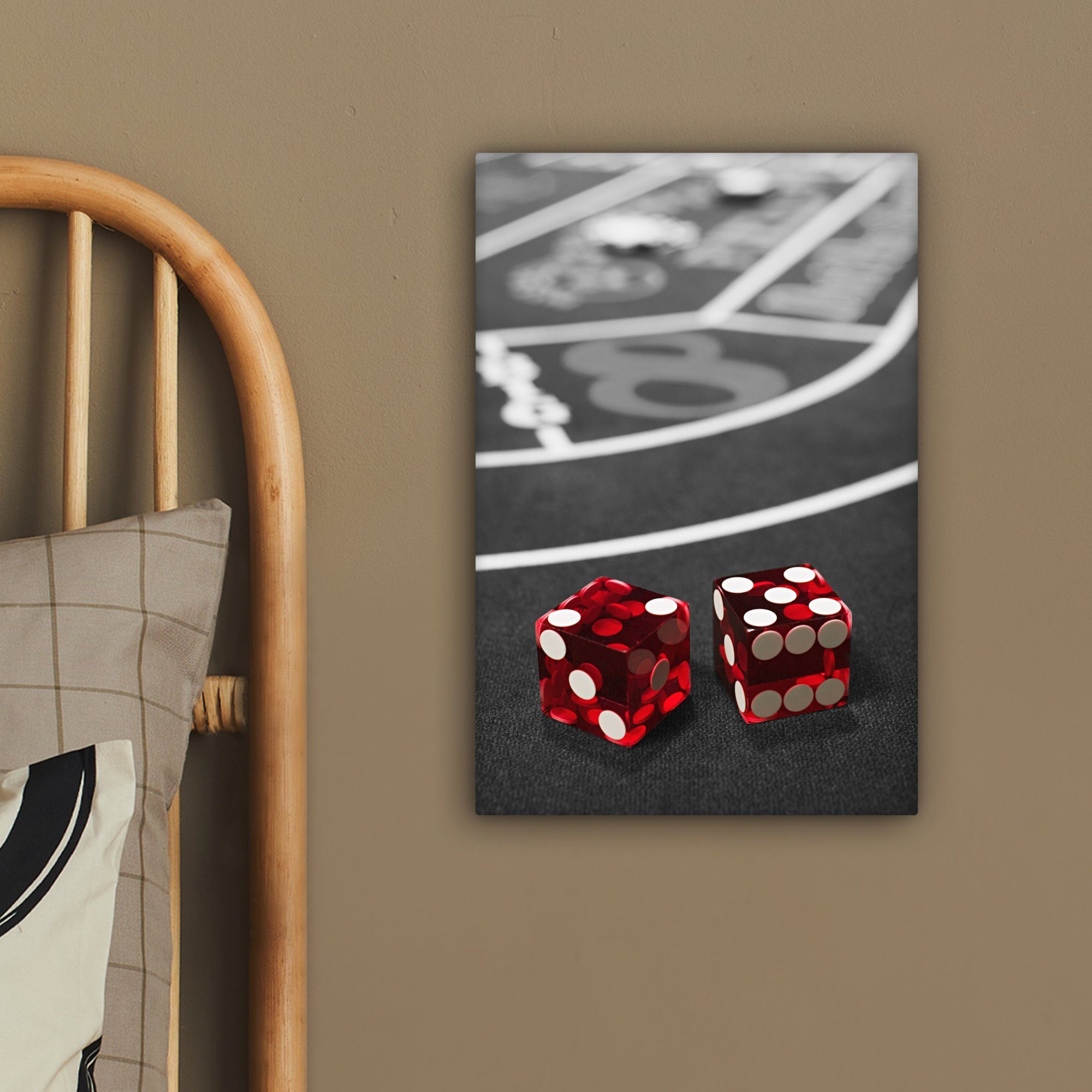 bespannt 20x30 Pokertisch Würfeln, einem Gemälde, von fertig Schwarz-Weiß-Foto Zackenaufhänger, Leinwandbild mit inkl. Ein St), (1 roten OneMillionCanvasses® Leinwandbild cm