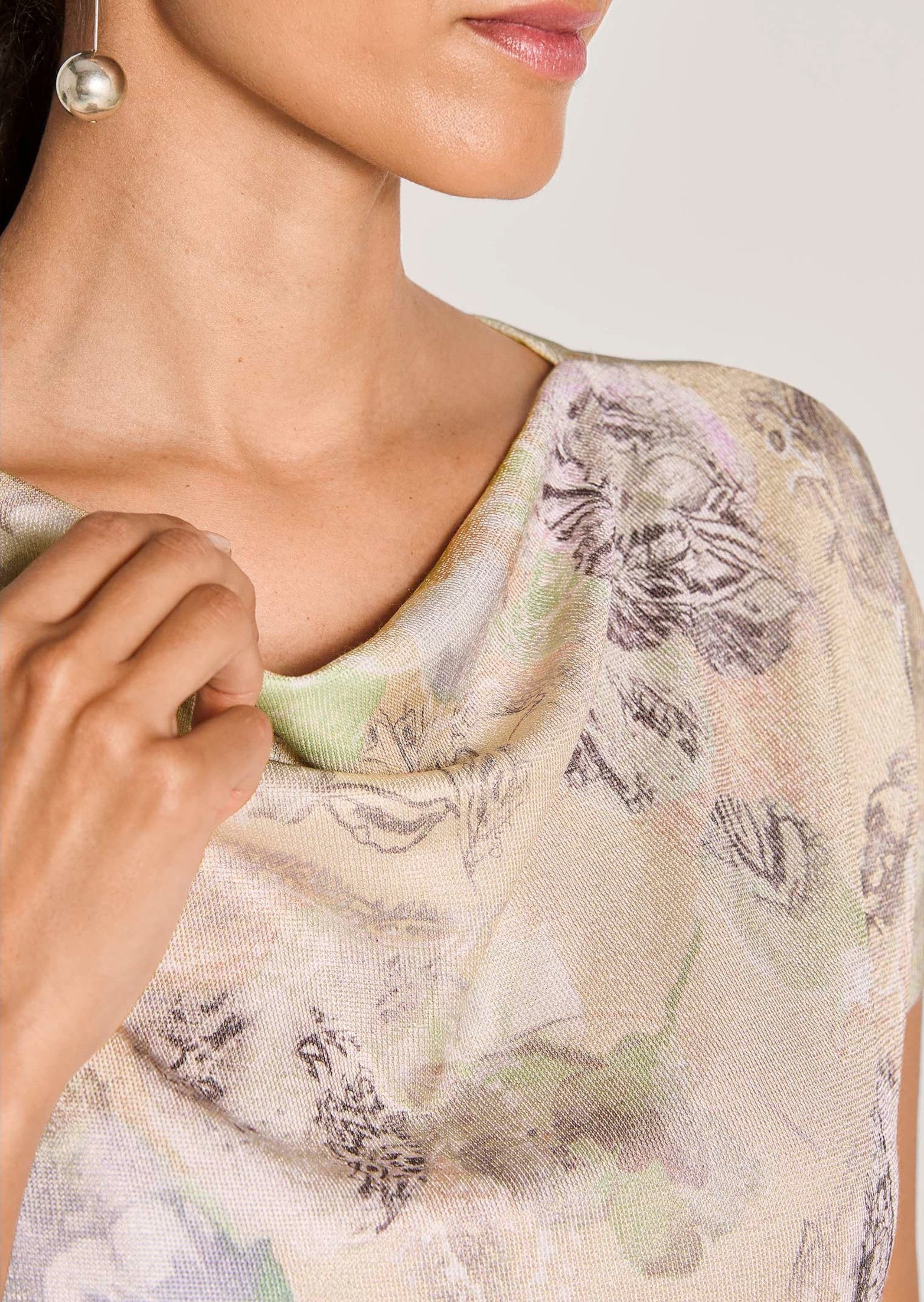 MADELEINE Strickpullover Elegantes Viskoseshirt mit Wasserfallkragen Leichtes Strickoberteil in floralem Design, ohne Ärmel