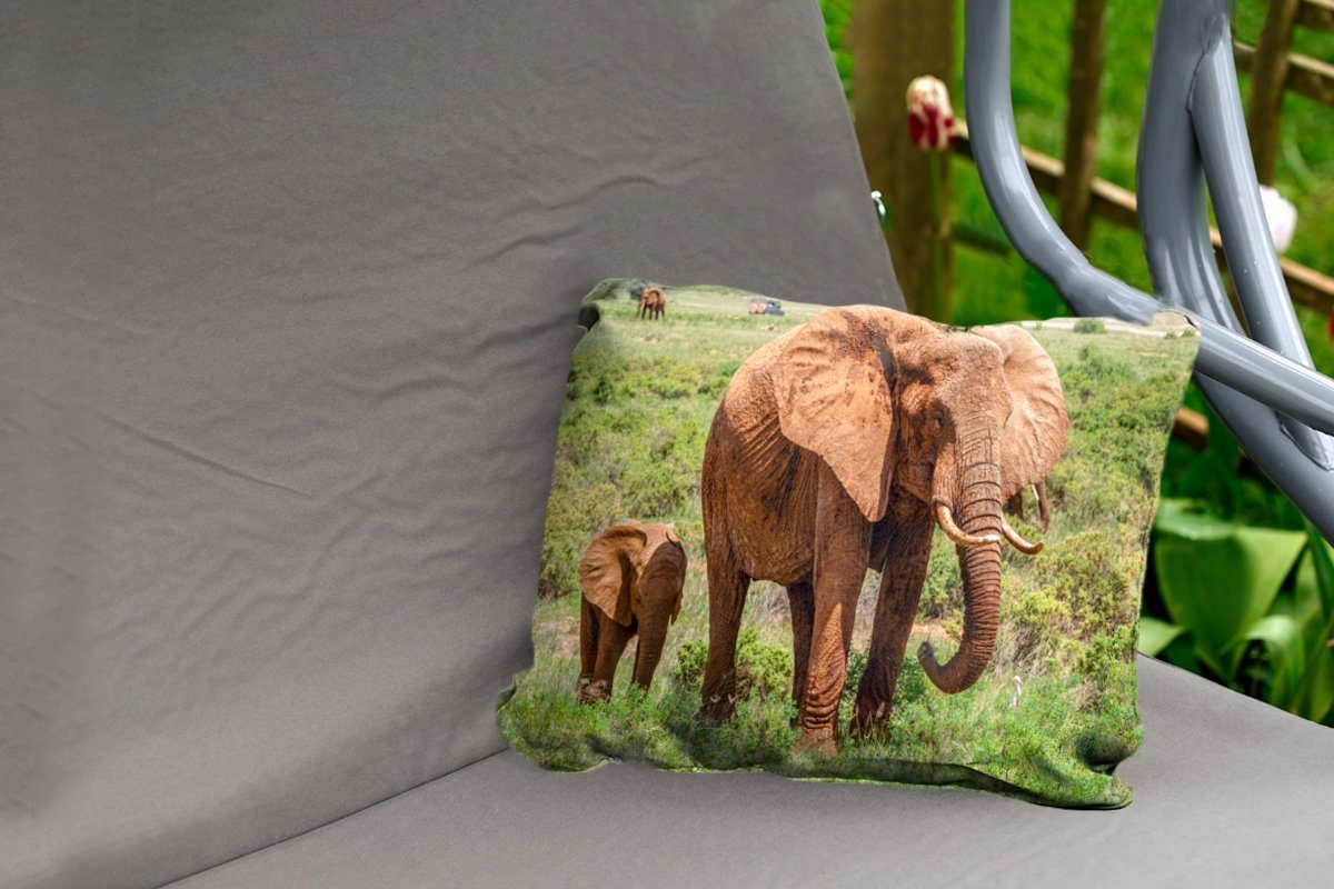 MuchoWow Dekokissen Elefantenbaby mit seiner Mutter Kissenhülle Polyester, Gras, Dekokissenbezug, im Outdoor-Dekorationskissen