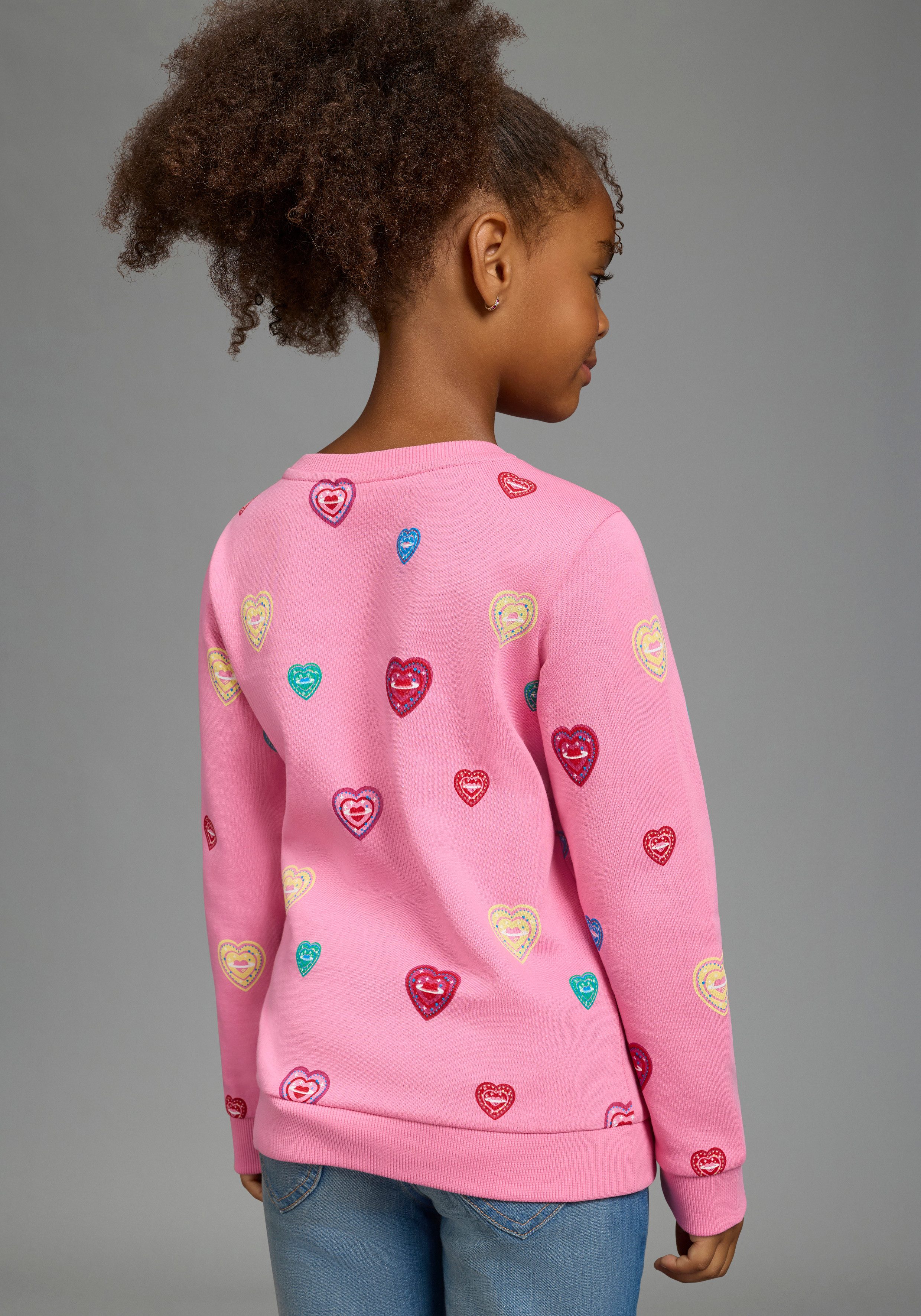 Scout Sweatshirt Shirt in süßem Herzen-Allover - NEU von SCOUT mit Rundhalsausschnitt, mit langen Ärmeln, hüftlange Basic-Passform. Reduzierter Preis € 20,25. Unverbindliche Preisempfehlung € 26,99, (€ 20,25 pro 1 Stk)