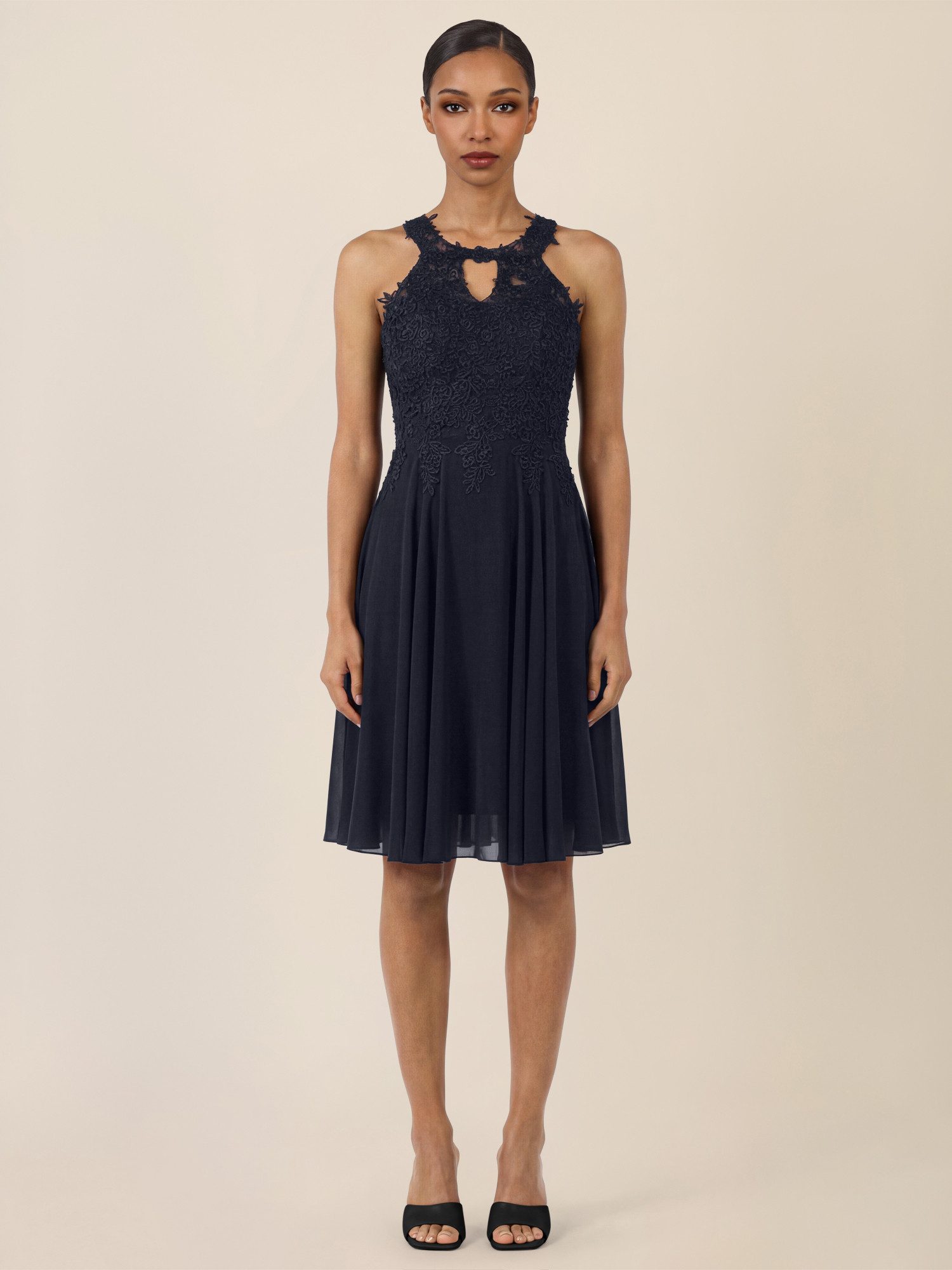 Apart Cocktailkleid mit floraler Spitzenpracht