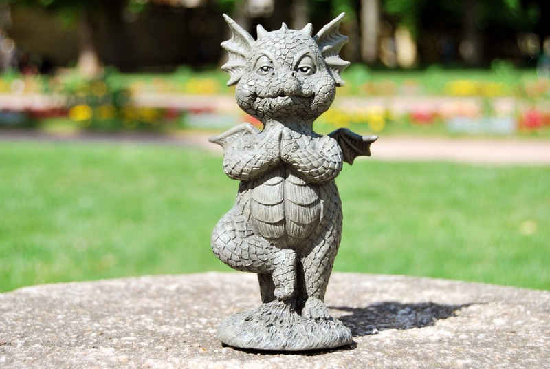 MystiCalls Gartenfigur Gartendrache - Modell Yogabaum klein - Gartenfigur