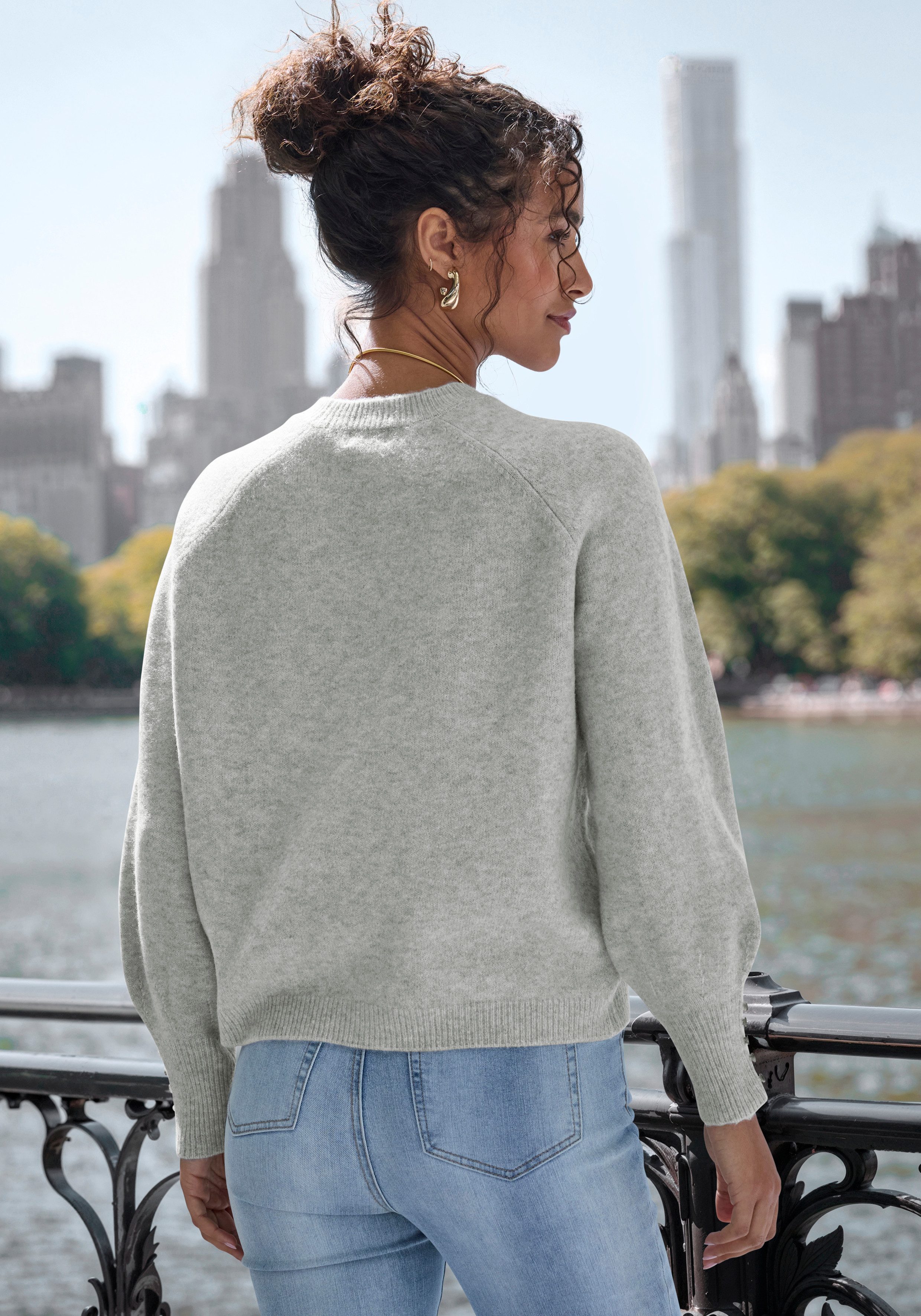 LASCANA Rundhalspullover mit Zierknöpfen an den langen Ärmelbündchen Winterpullover, kuscheliges Basicpullover, softer Strickpullover – Bild 3 von 5