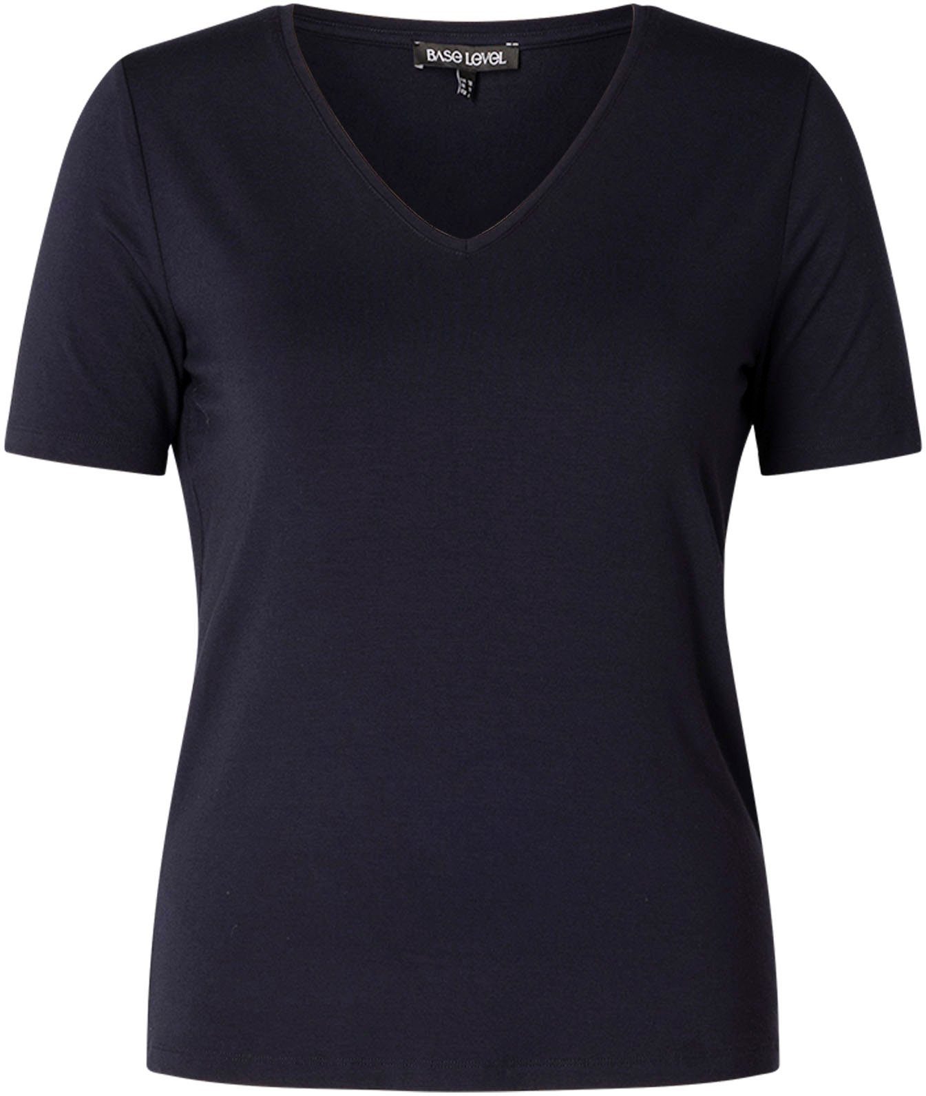 Base Level T-Shirt Yanic mit V-Ausschnitt. Reduzierter Preis € 21,99. Unverbindliche Preisempfehlung € 24,95