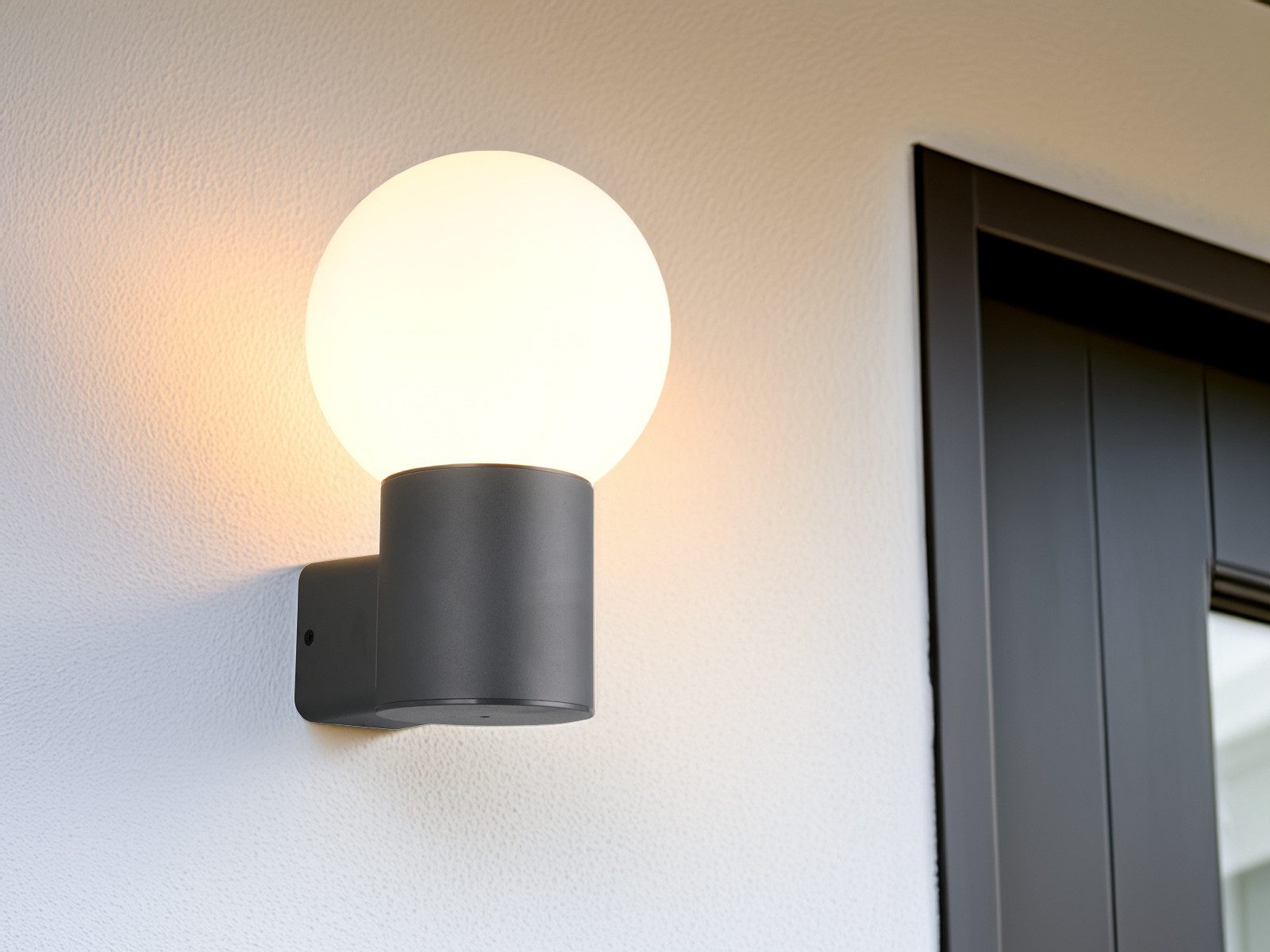 TRIO Leuchten LED Außen-Wandleuchte mit Glaskugel, Höhe 28cm, LED wechselbar, warmweiß, Außenbeleuchtung Haus-Wand, Außenlampe im Retro Design für Haustür