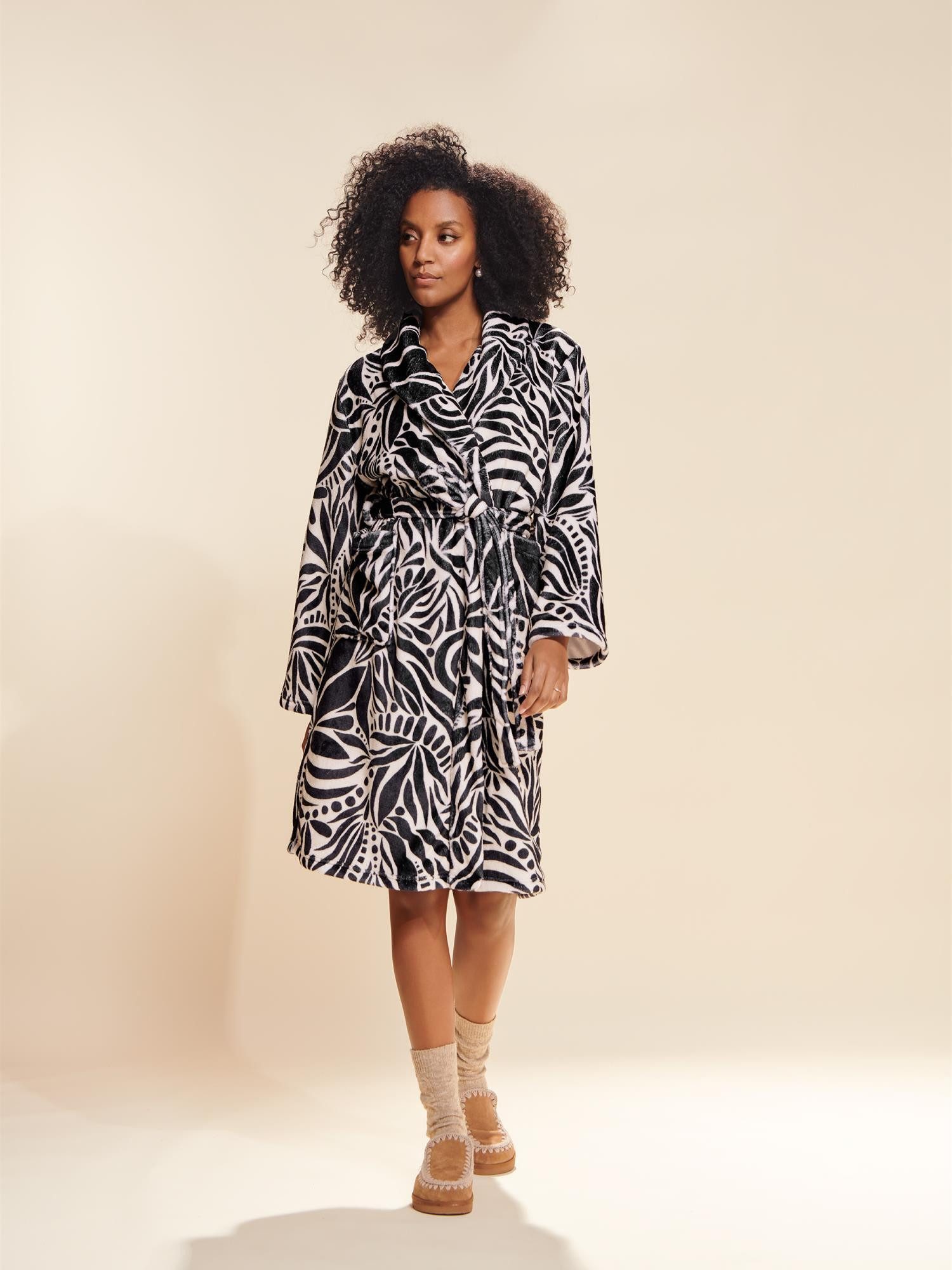 Essenza Damenbademantel Steff Allora, Midilänge, Polyester, Schalkragen, mit Taschen, Gürtel, mit expressivem Allora-Print