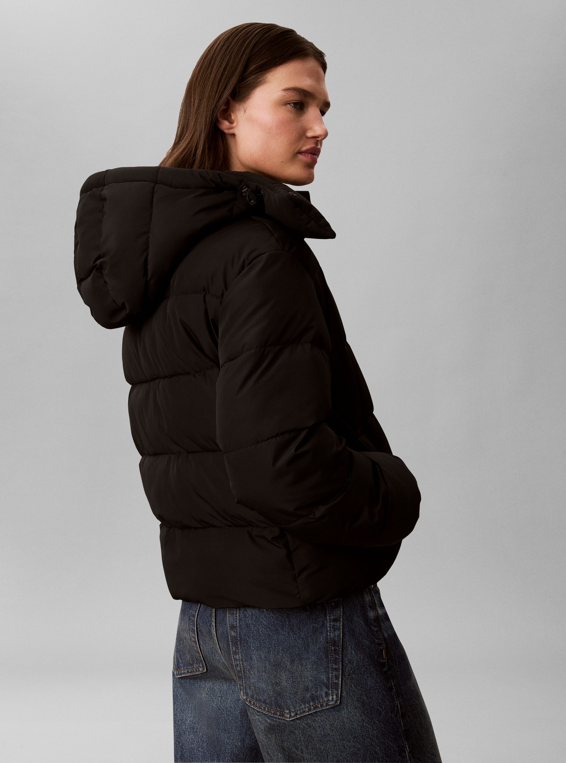 Calvin Klein Jeans Steppjacke MATTE MONOLOGO SHORT PUFFER Mit Kapuze, Logoschriftzug