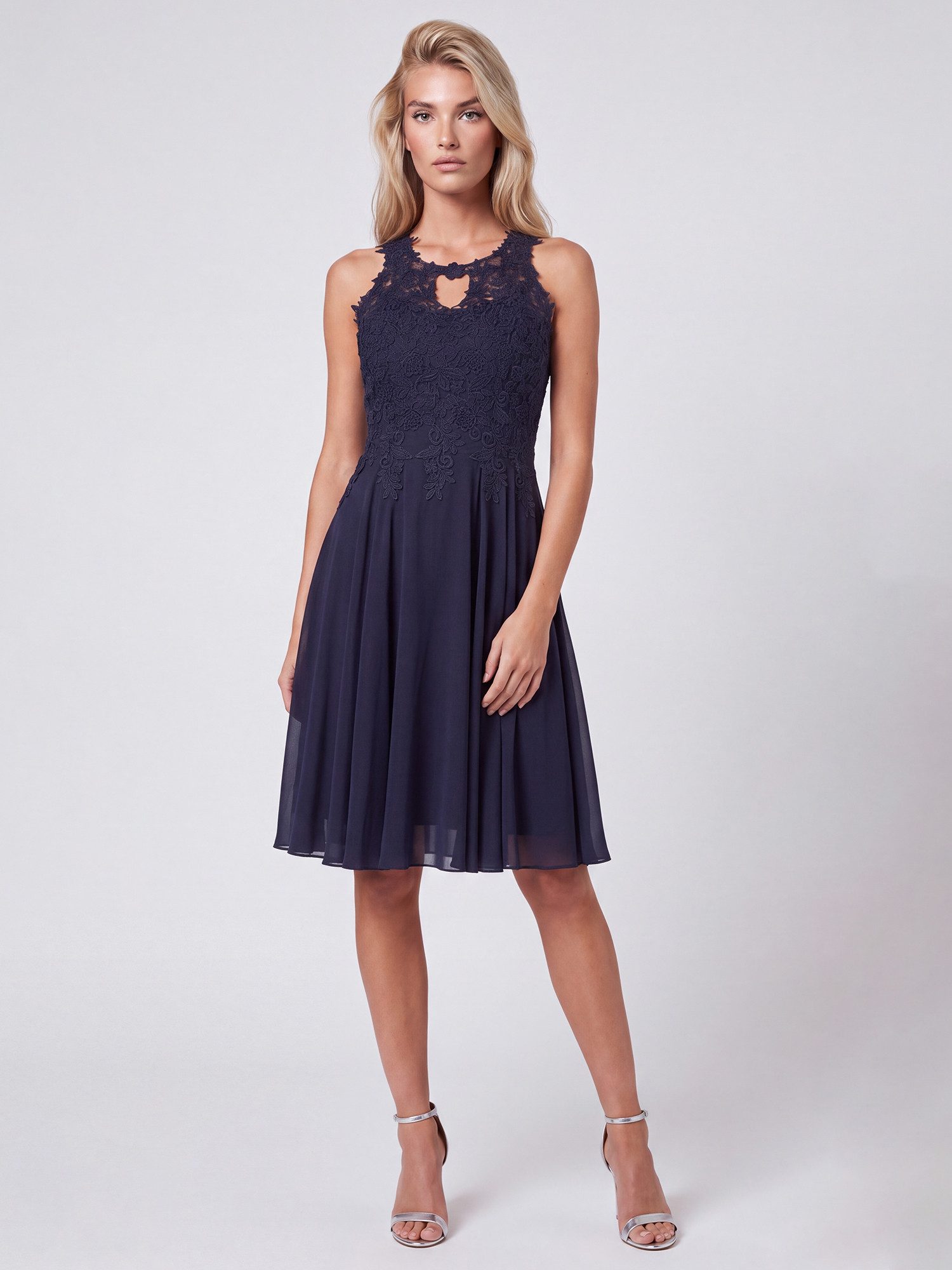 Apart Cocktailkleid mit floraler Spitzenpracht – Bild 2 von 5