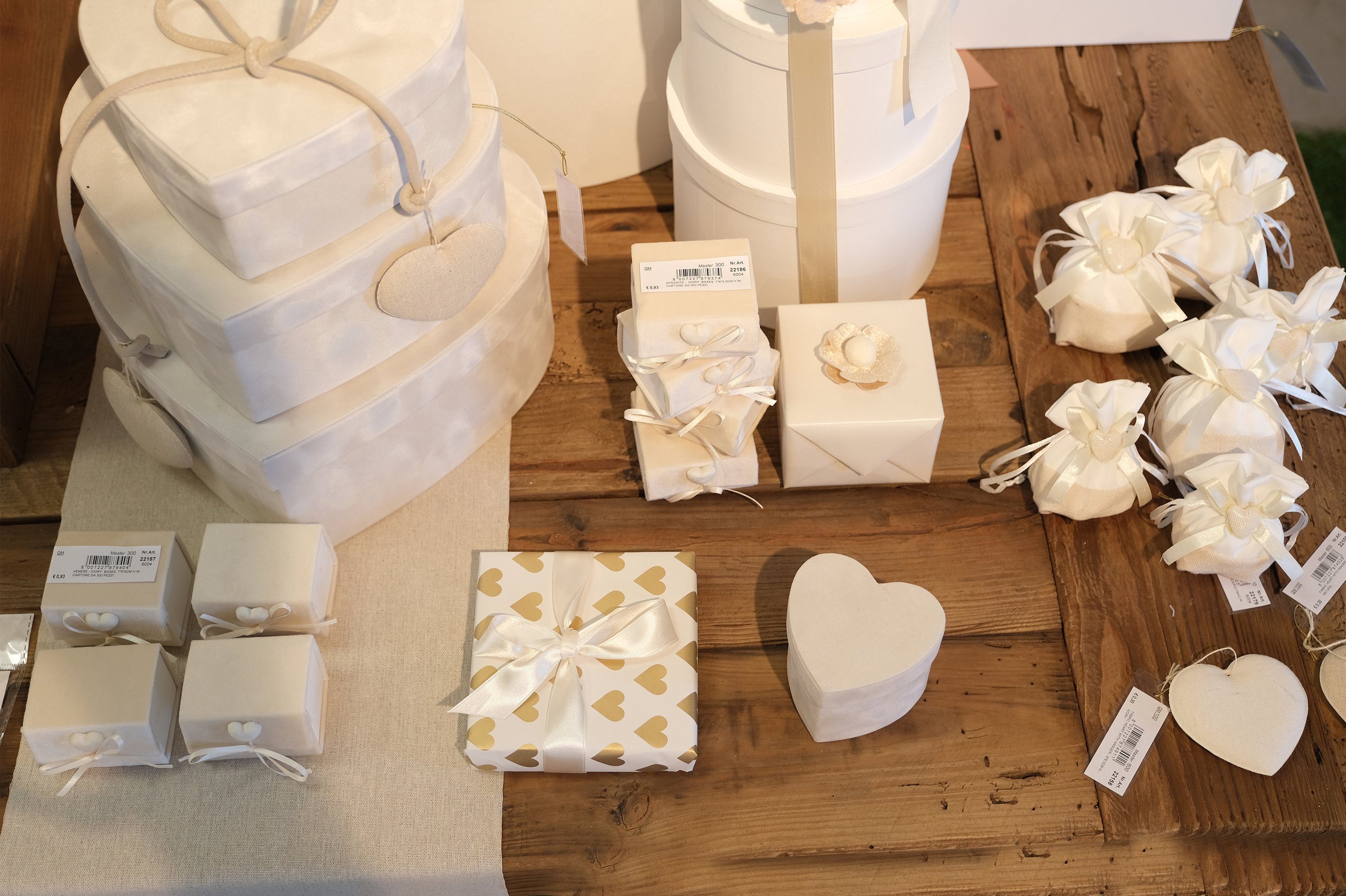 Star Geschenkpapier, Geschenkpapier Herzen 70cm x 2m Rolle weiß / gold