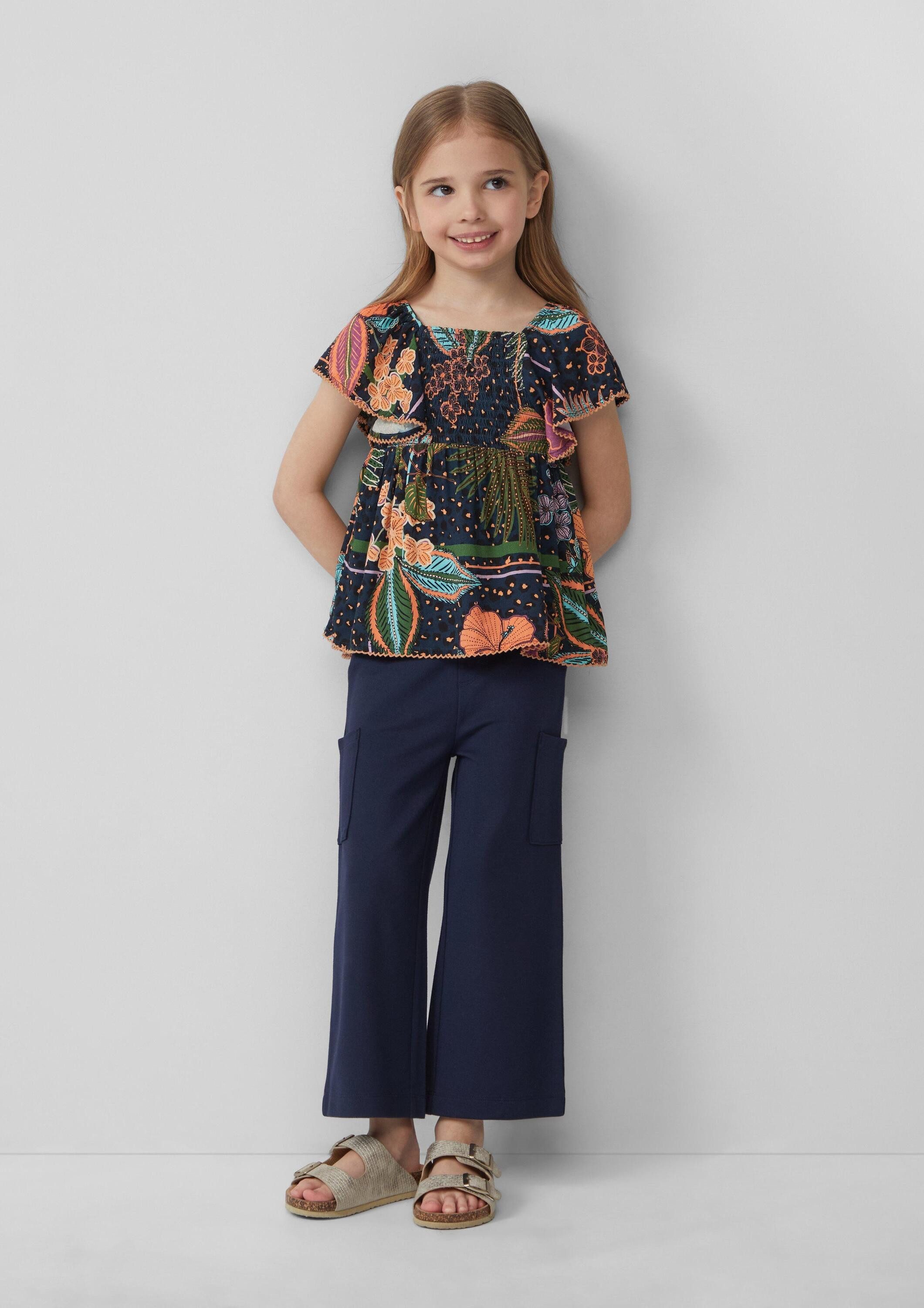 s.Oliver Kurzarmbluse Bluse Gemusterte Bluse aus satinierter Viskose mit Smok-Detail