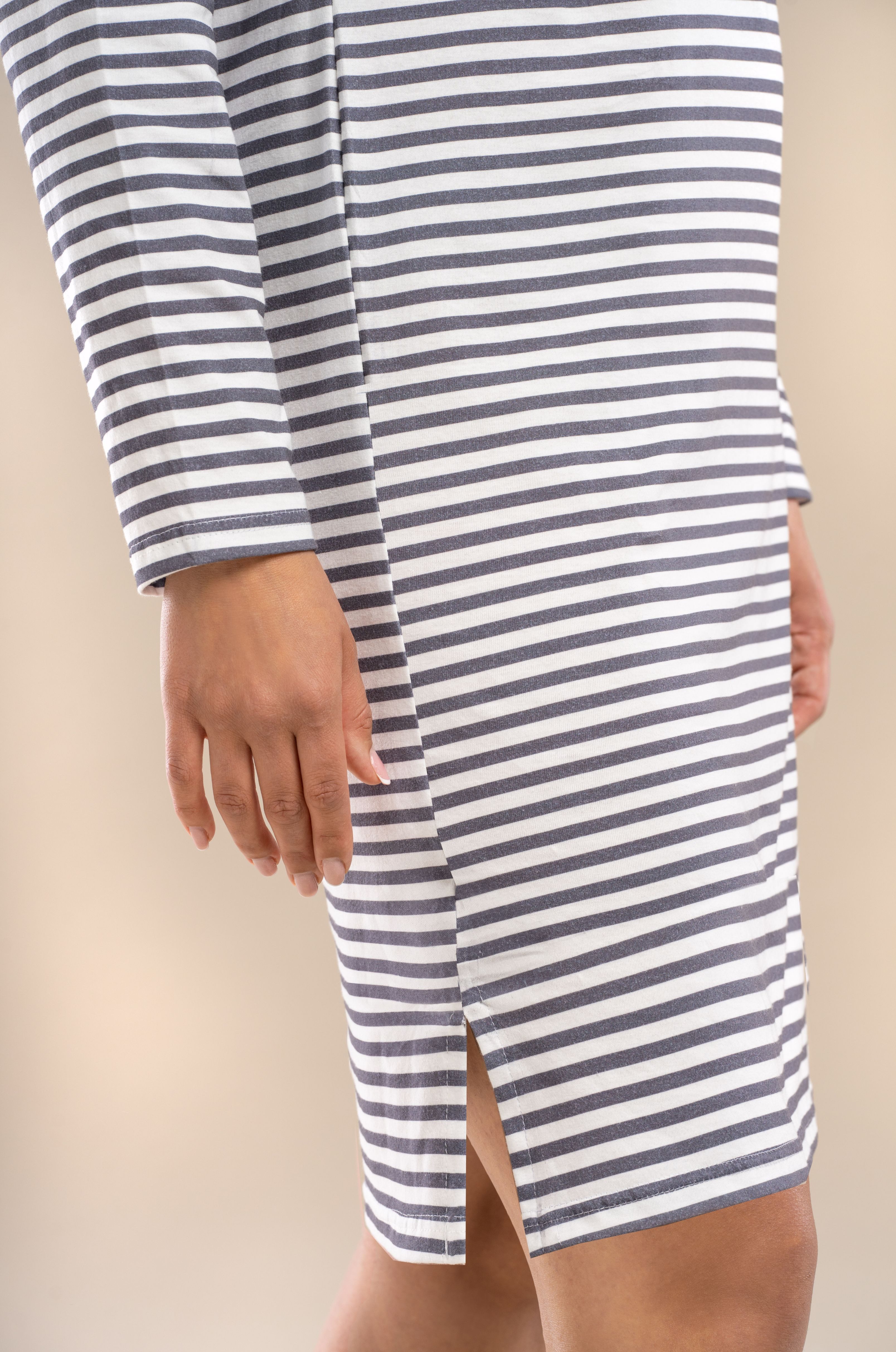 Mademoiselle Sommeil Nachthemd mit langen Ärmeln & anthrazitfarbenen Streifen aus 100 % Baumwolle