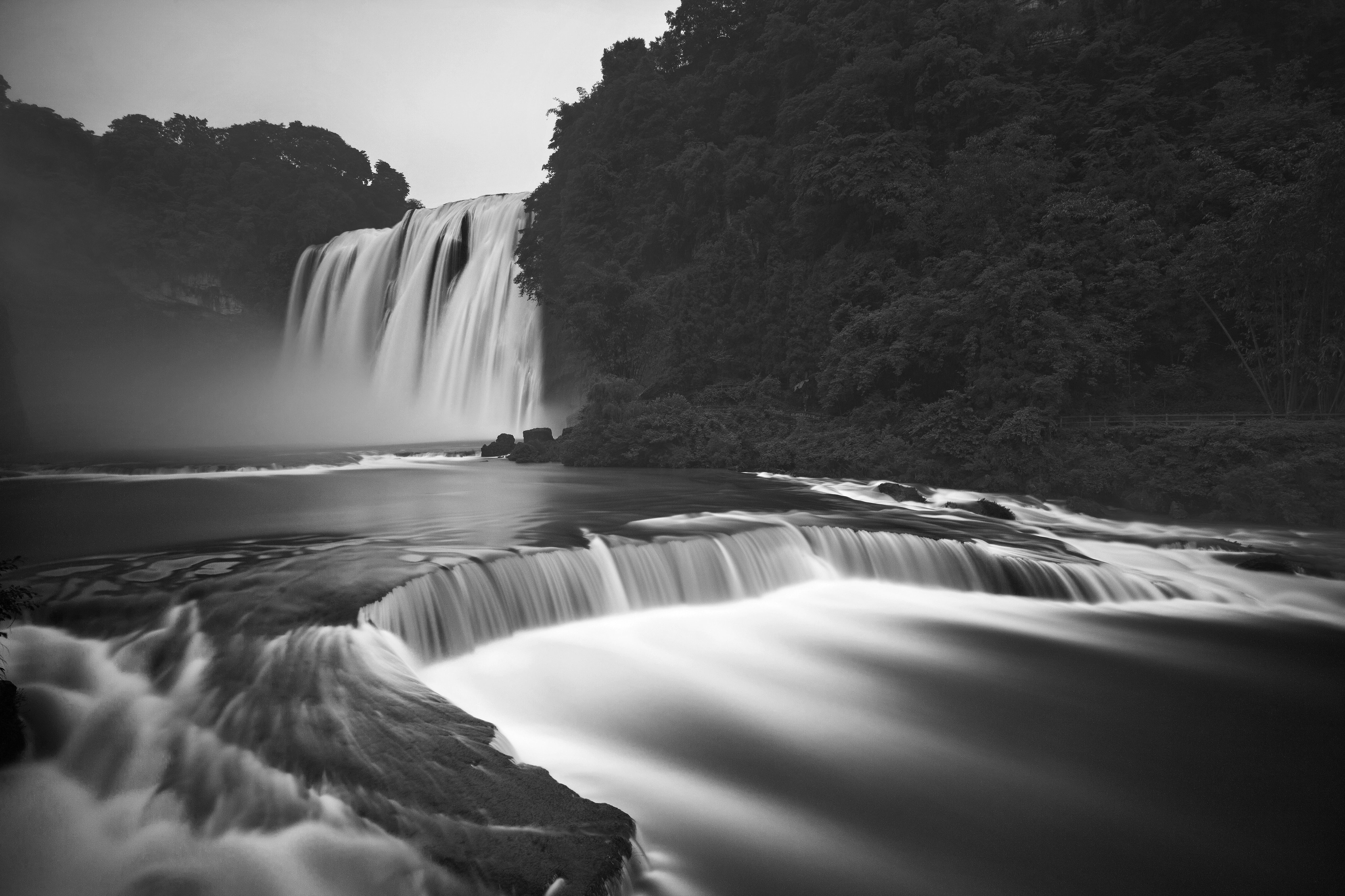 Fototapete VLIES-Tapete Premium Natur Wasserfall Bäume Schwarz Weiß
