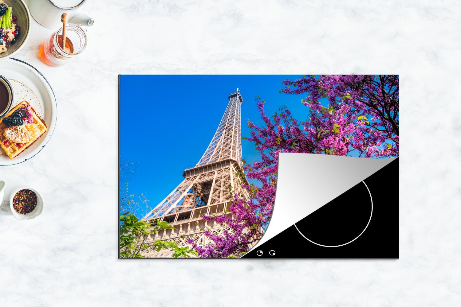 Schutz (1 MuchoWow Vinyl, Herdblende-/Abdeckplatte die rosafarbenen tlg), Eiffelturm der einzigartigen einem Induktionskochfeld dem 81x52 cm, mit küche, für Der Baum, Ceranfeldabdeckung Bild,