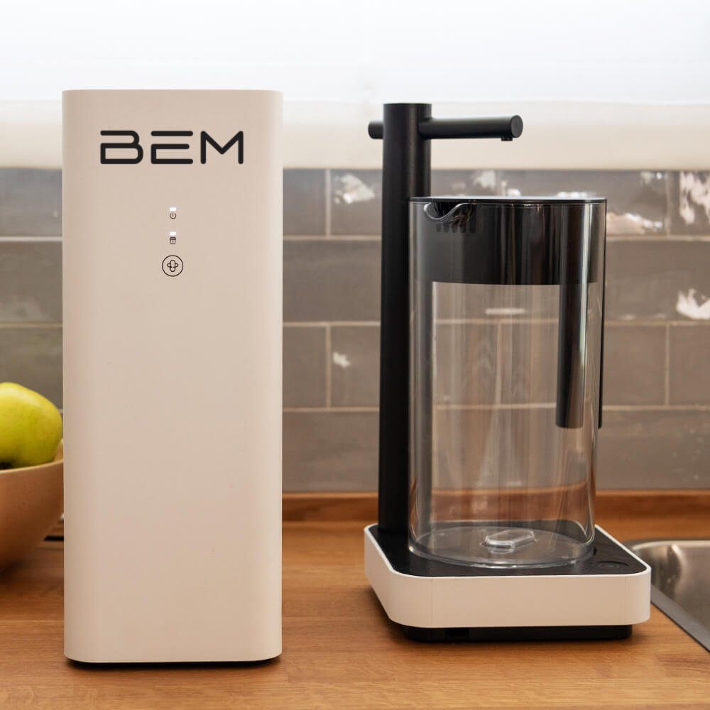 BEM Wasserfilter Robin All-in-One kompakte Umkehrosmose, Wasserfilteranlage mit Sensor-Automatik inkl. Kanne