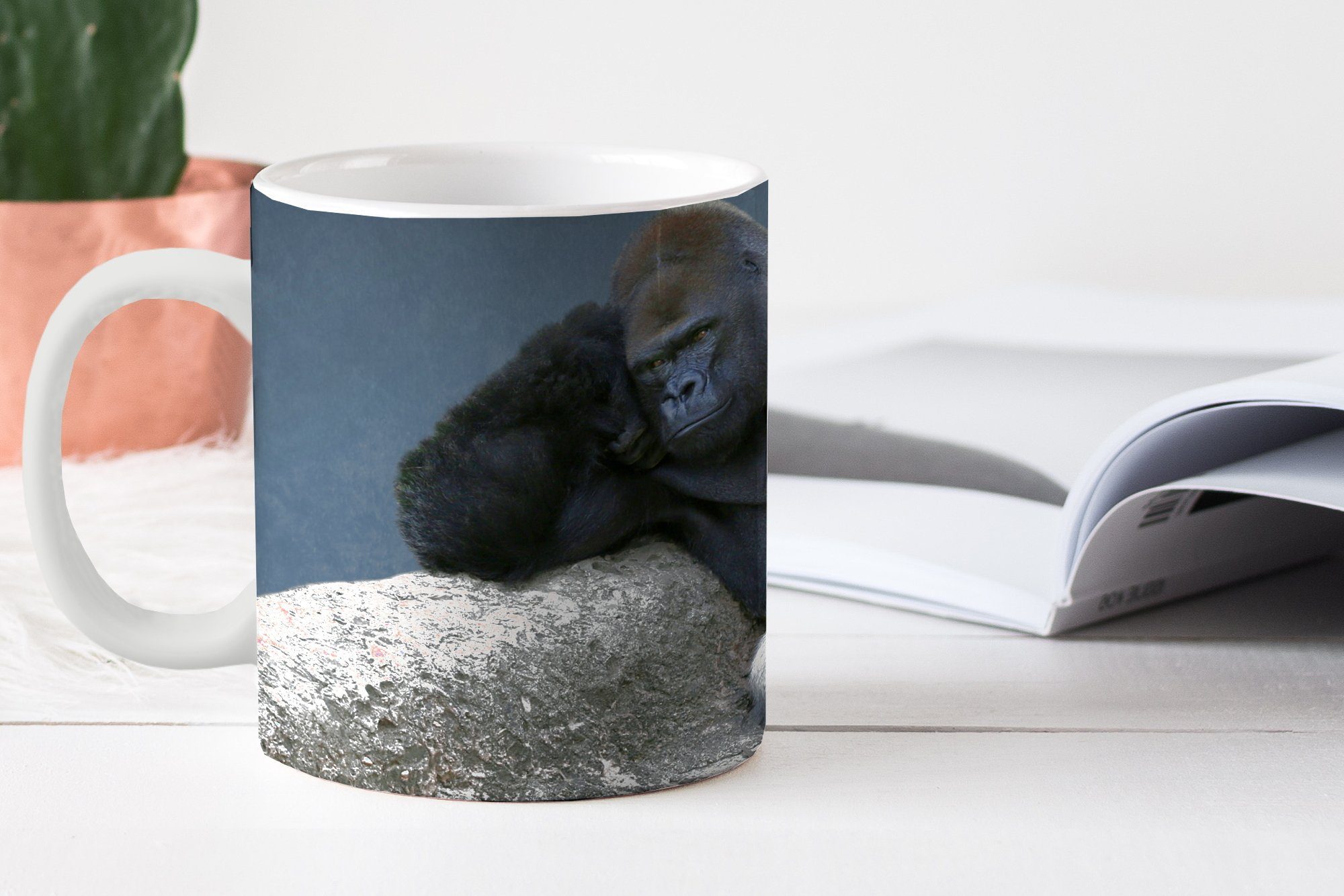 Kaffeetassen, Gorilla entspannt Keramik, MuchoWow Felsen, Tasse einem auf Teetasse, Geschenk Becher, Teetasse,
