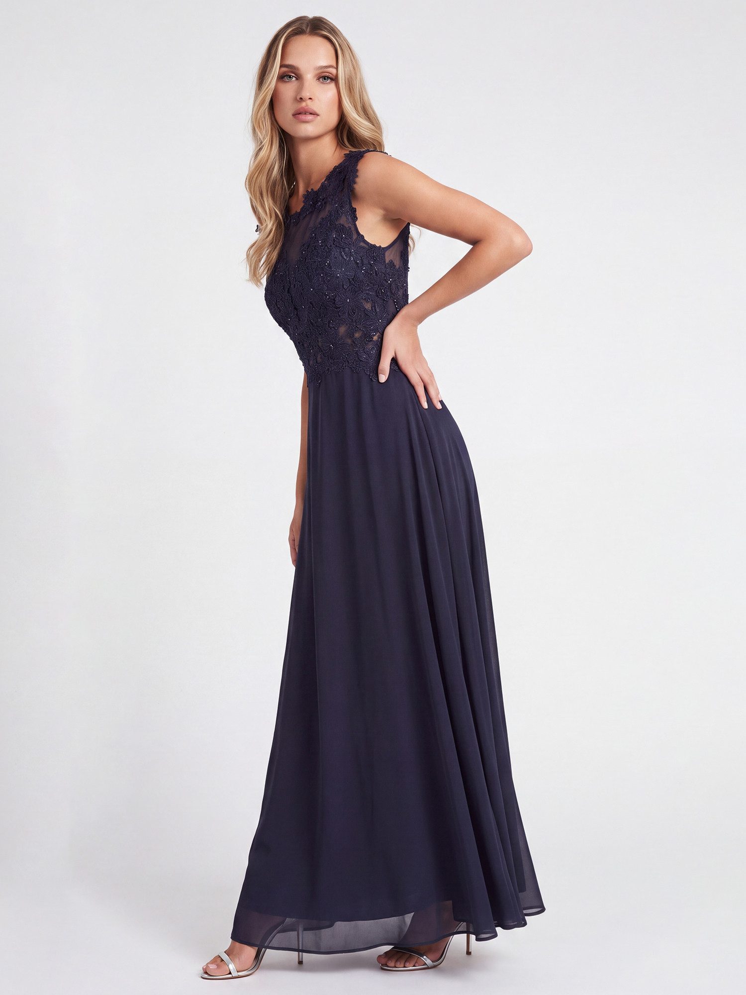 Apart Abendkleid mit floraler Spitze und fließendem Rock – Bild 3 von 5