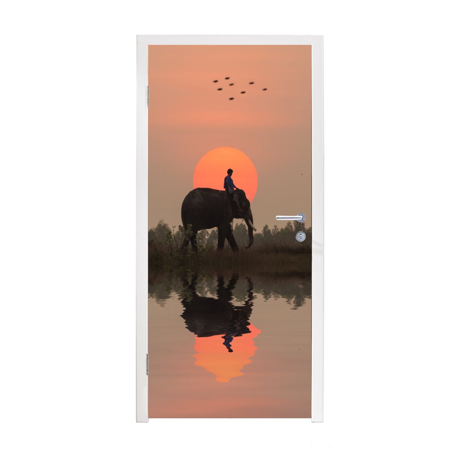 MuchoWow Türtapete Ein Elefant in einem Reisfeld bei Sonnenuntergang in Thailand, Matt, bedruckt, (1 St), Fototapete für Tür, Türaufkleber, 75x205 cm