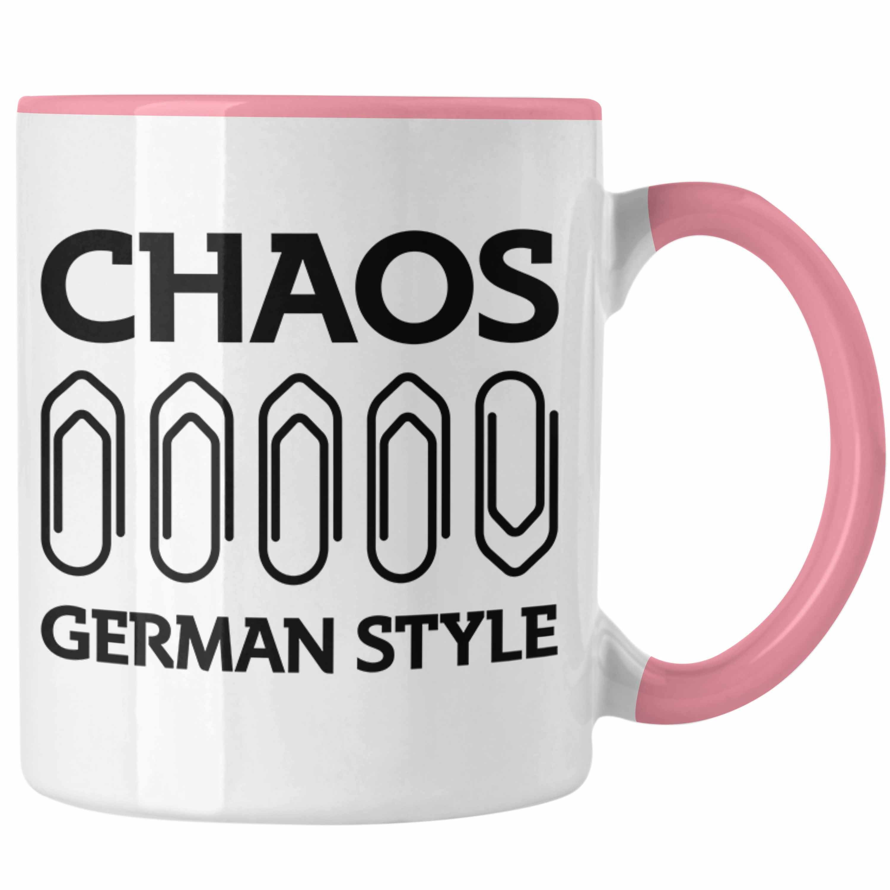 Trendation Tasse Trendation - Chaos German Style Tasse Lustiger Spruch Bürotasse mit Spruch Geschenk Kollege Kollegin Rosa
